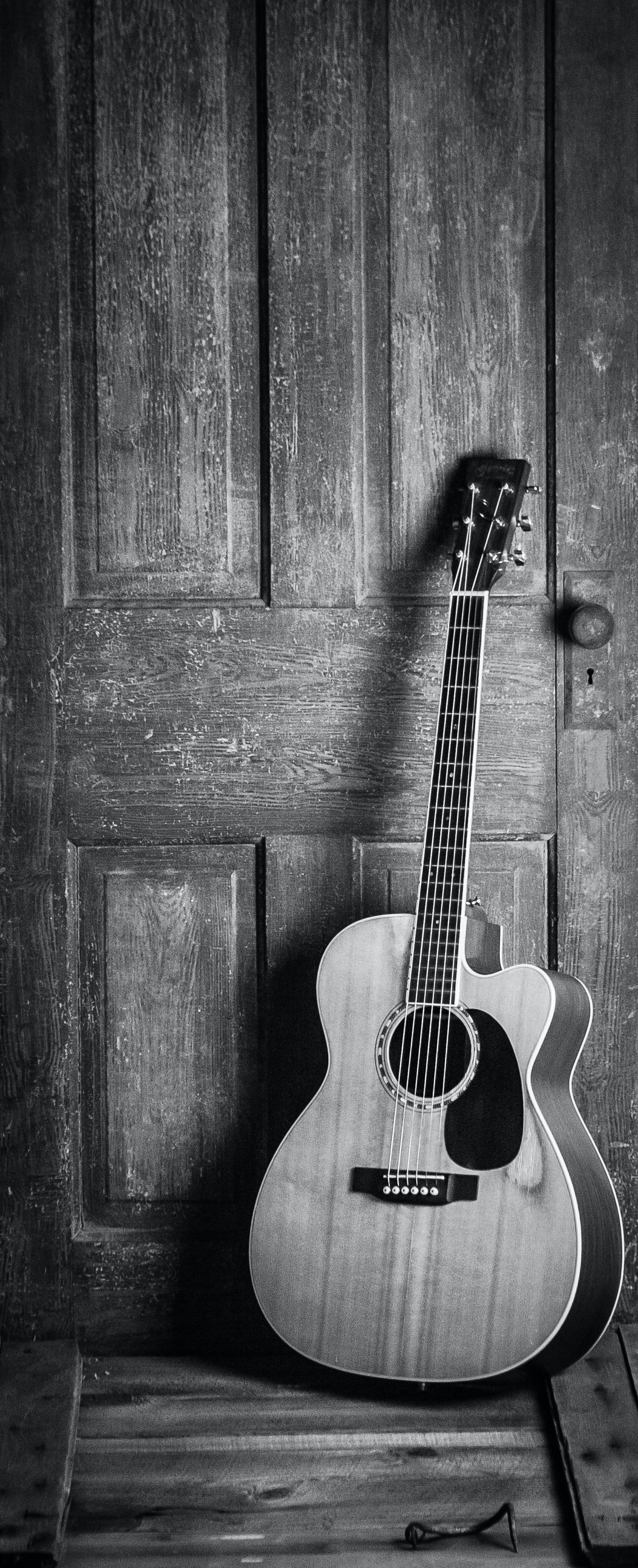 papel pintado blanco y negro b & q,guitarra,instrumento musical,instrumentos de cuerda pulsada,guitarra acustica,música