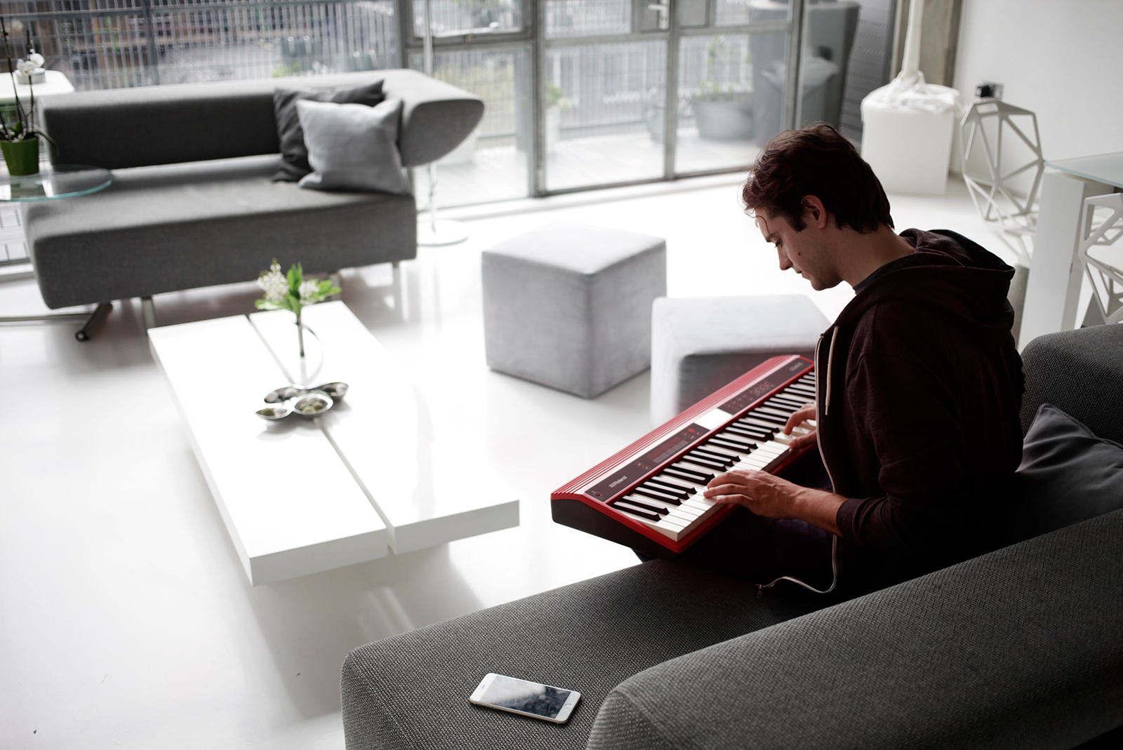 vai sullo sfondo della tastiera,mobilia,tecnologia,seduta,tastiera musicale,interior design