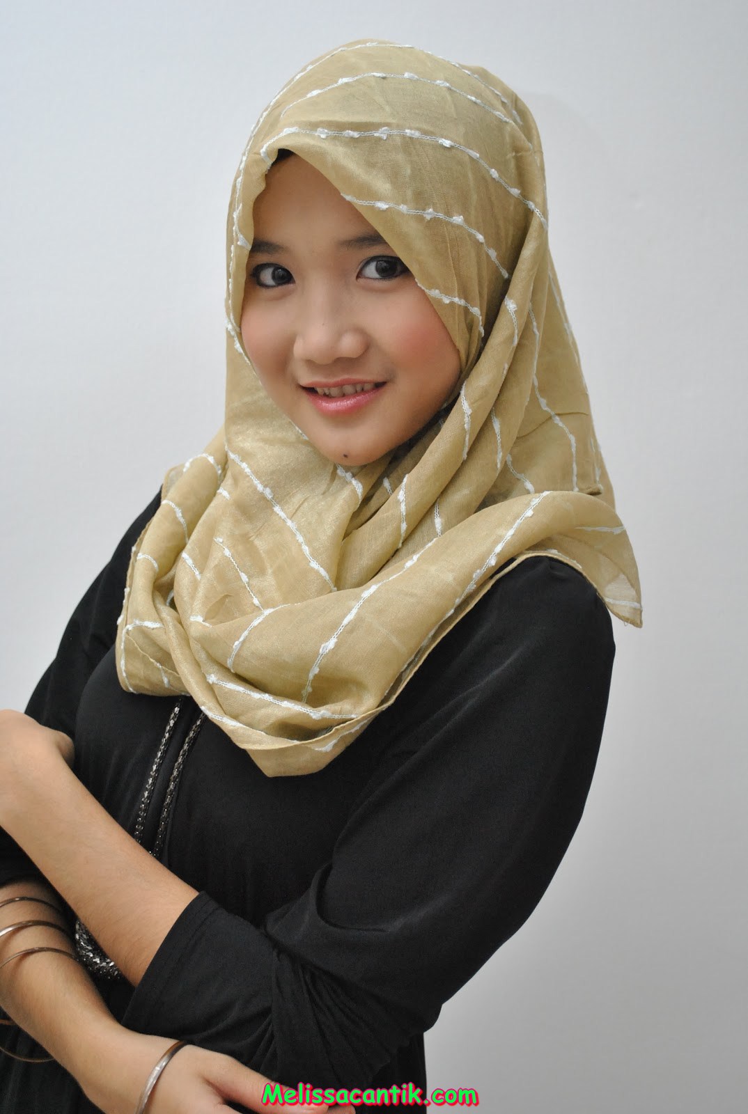 wallpaper gadis2 cantik,clothing,scarf,beige,neck,headgear