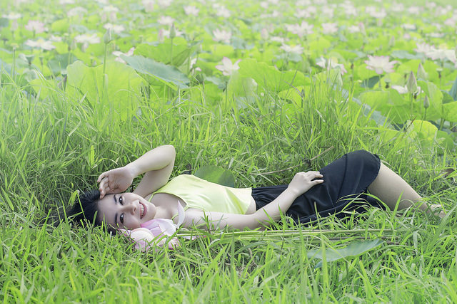 wallpaper cewek2 cantik,people in nature,grass,green,meadow,grassland