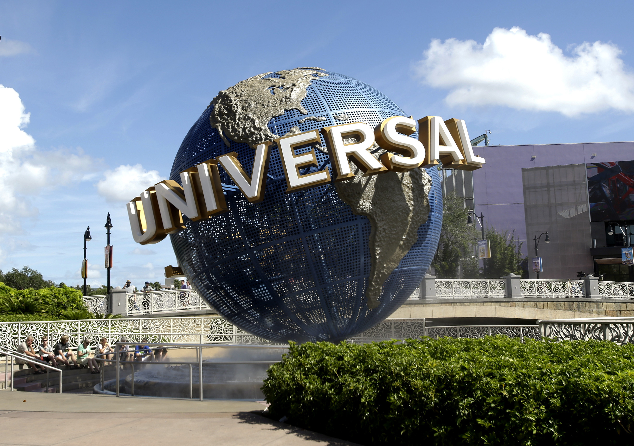 universal studios wallpaper,welt,die architektur,kugel,schriftart,pflanze