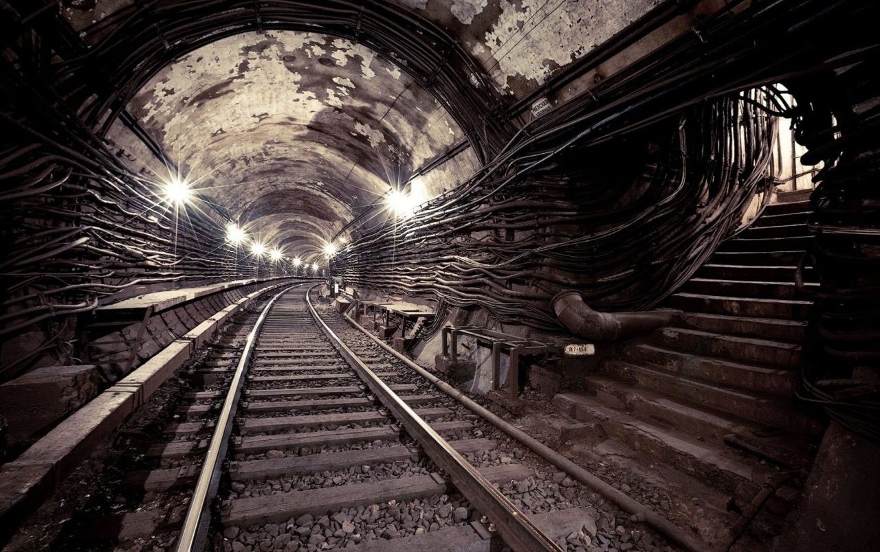 unterirdische tapete,spur,schwarz und weiß,einfarbig,tunnel,stockfotografie