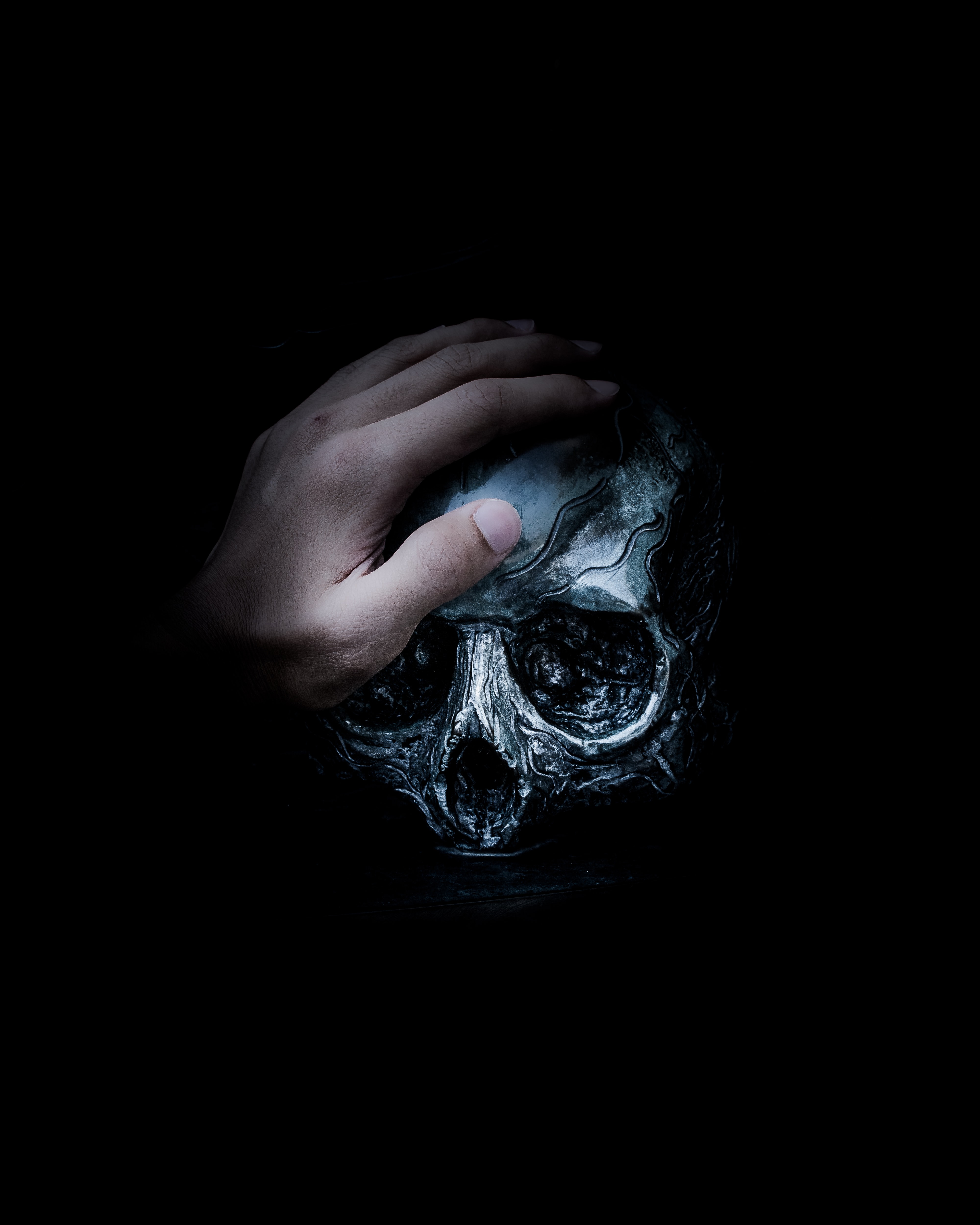 fondo de pantalla relacionado con el amor,cabeza,oscuridad,cráneo,ilustración,mano