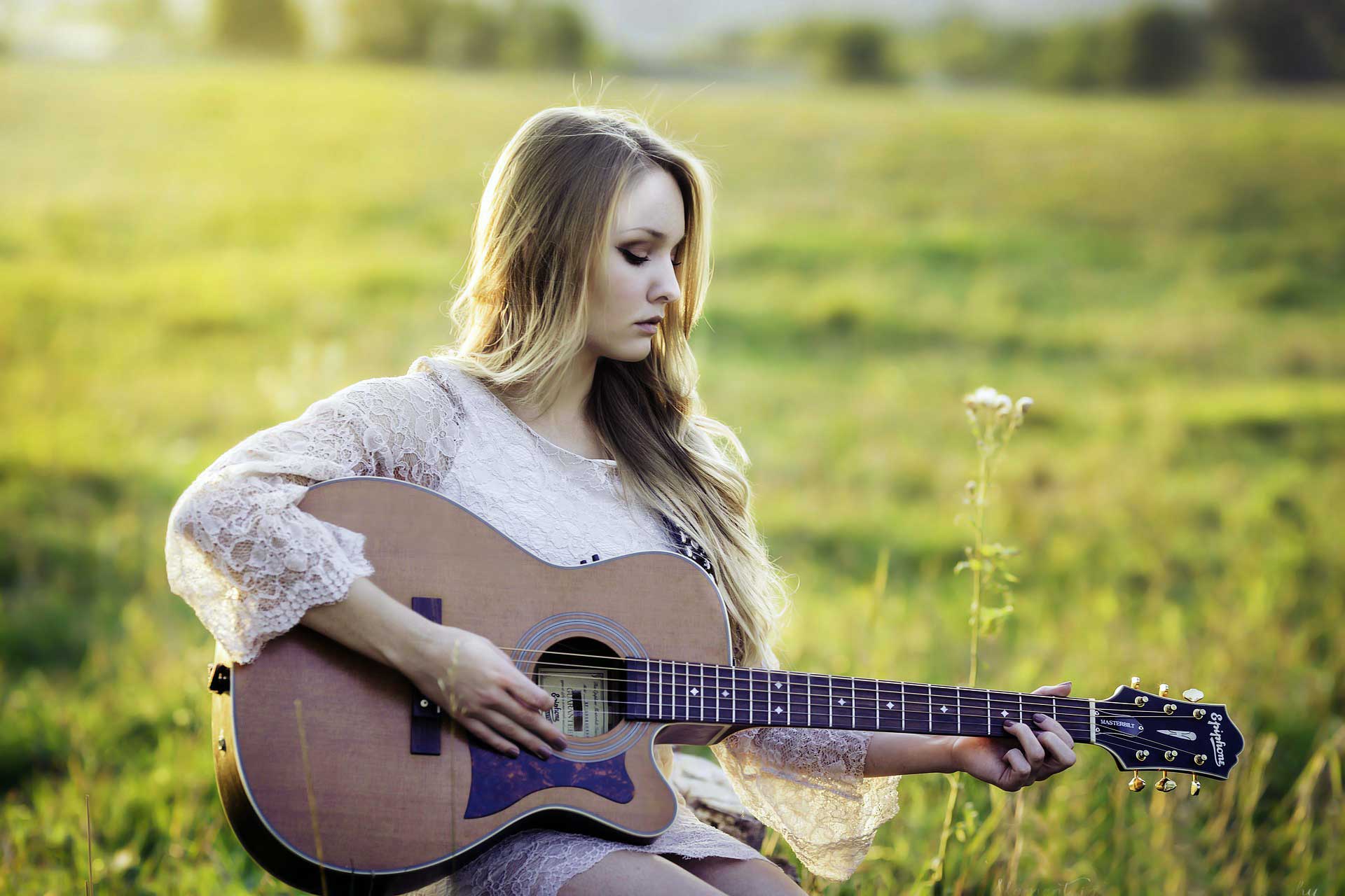 fond d'écran fille triste avec des citations,guitare,instruments à cordes pincées,instrument de musique,guitariste,guitare acoustique