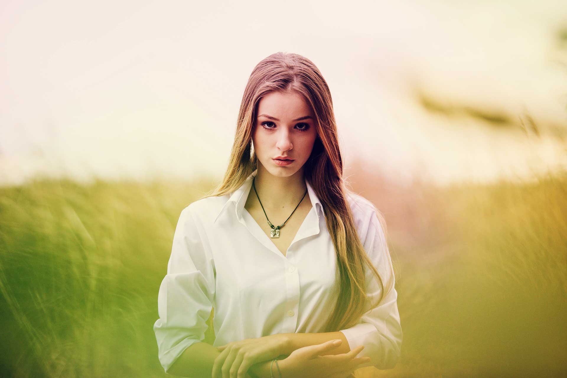 triste fille seule fond d'écran,cheveux,vert,beauté,jaune,lumière