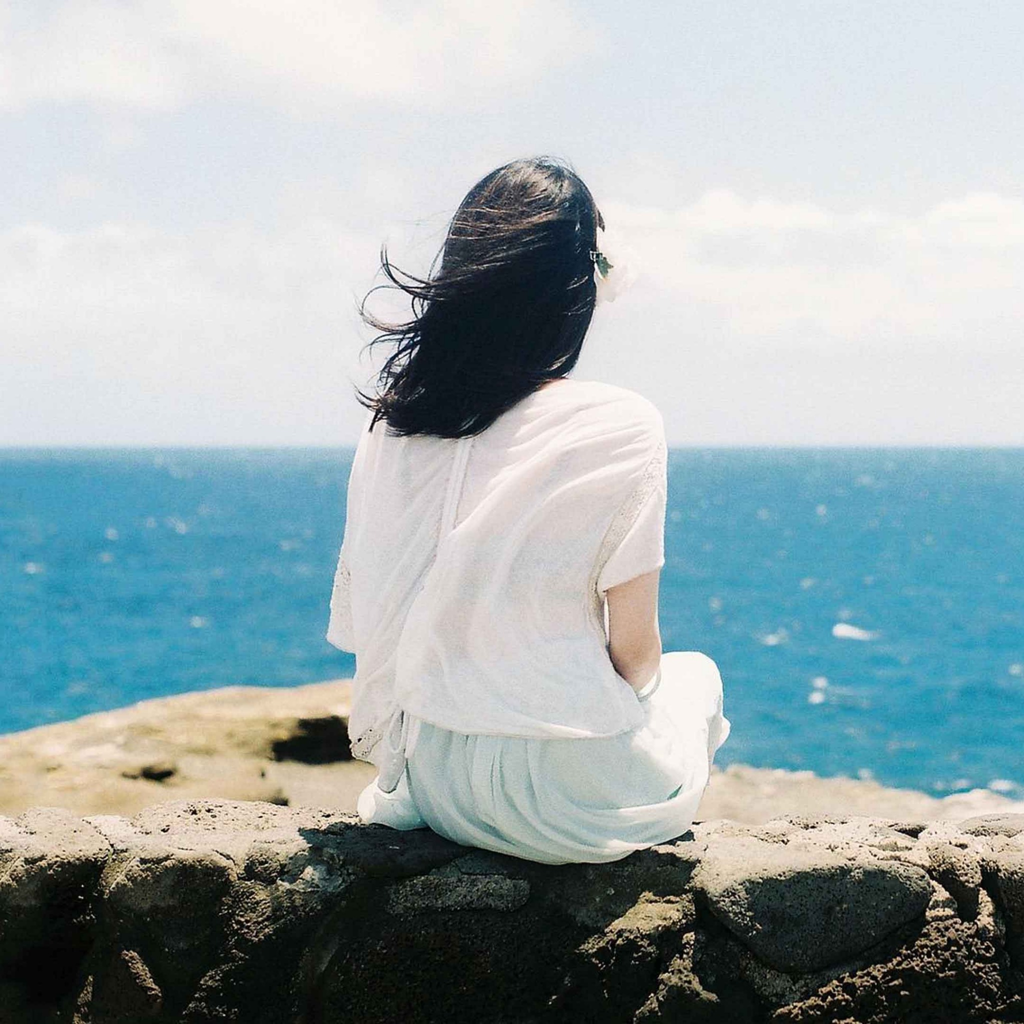 悲しい一人の女の子の壁紙,座っている,海,空,ショルダー,ハッピー