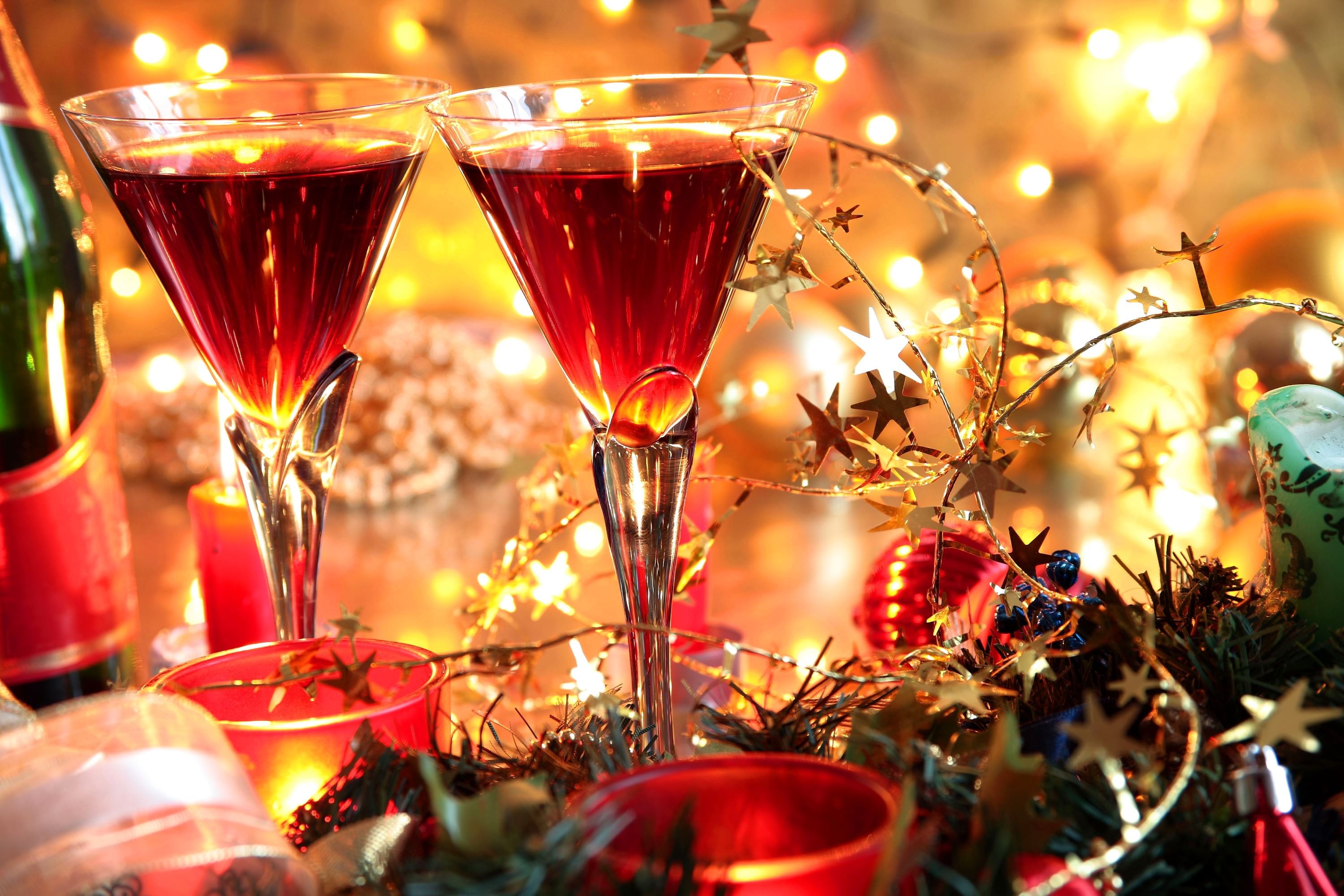 fondo de pantalla de fiesta de navidad,beber,bebida alcohólica,copas de champán,navidad,decoración navideña