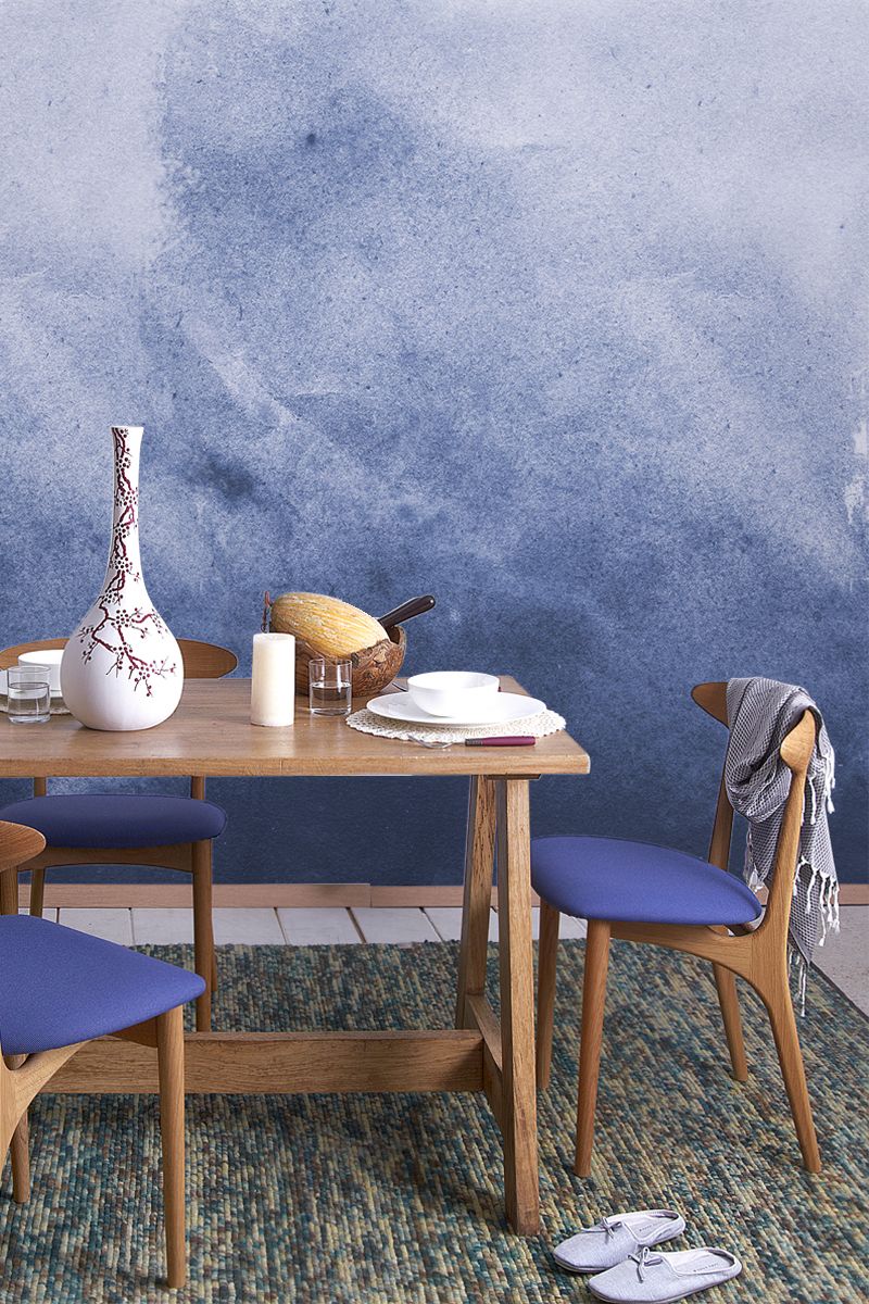 papier peint qui ressemble à de la peinture,meubles,bleu,table,chambre,table basse