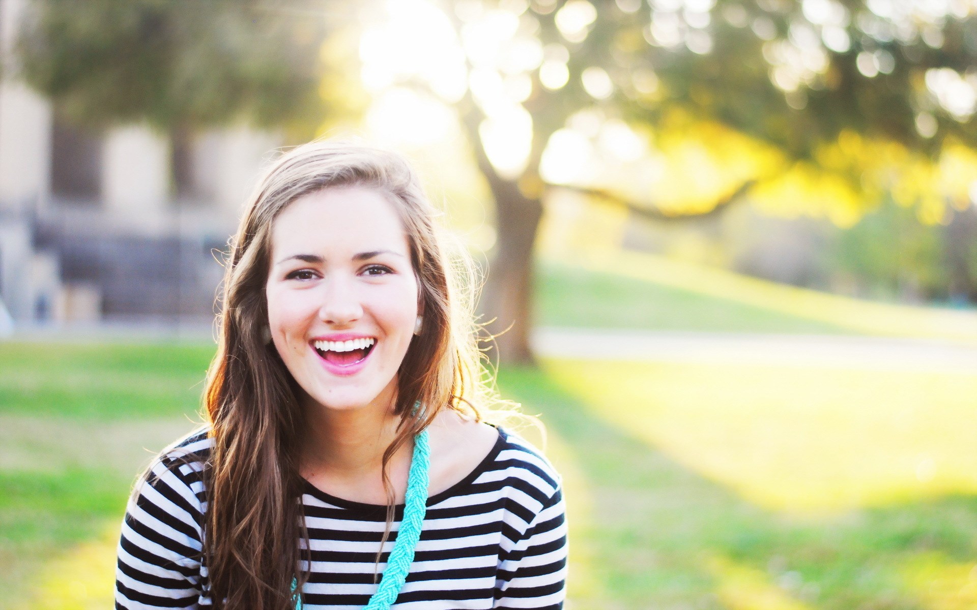 sourire fille fond d'écran hd,cheveux,photographier,sourire,jaune,beauté