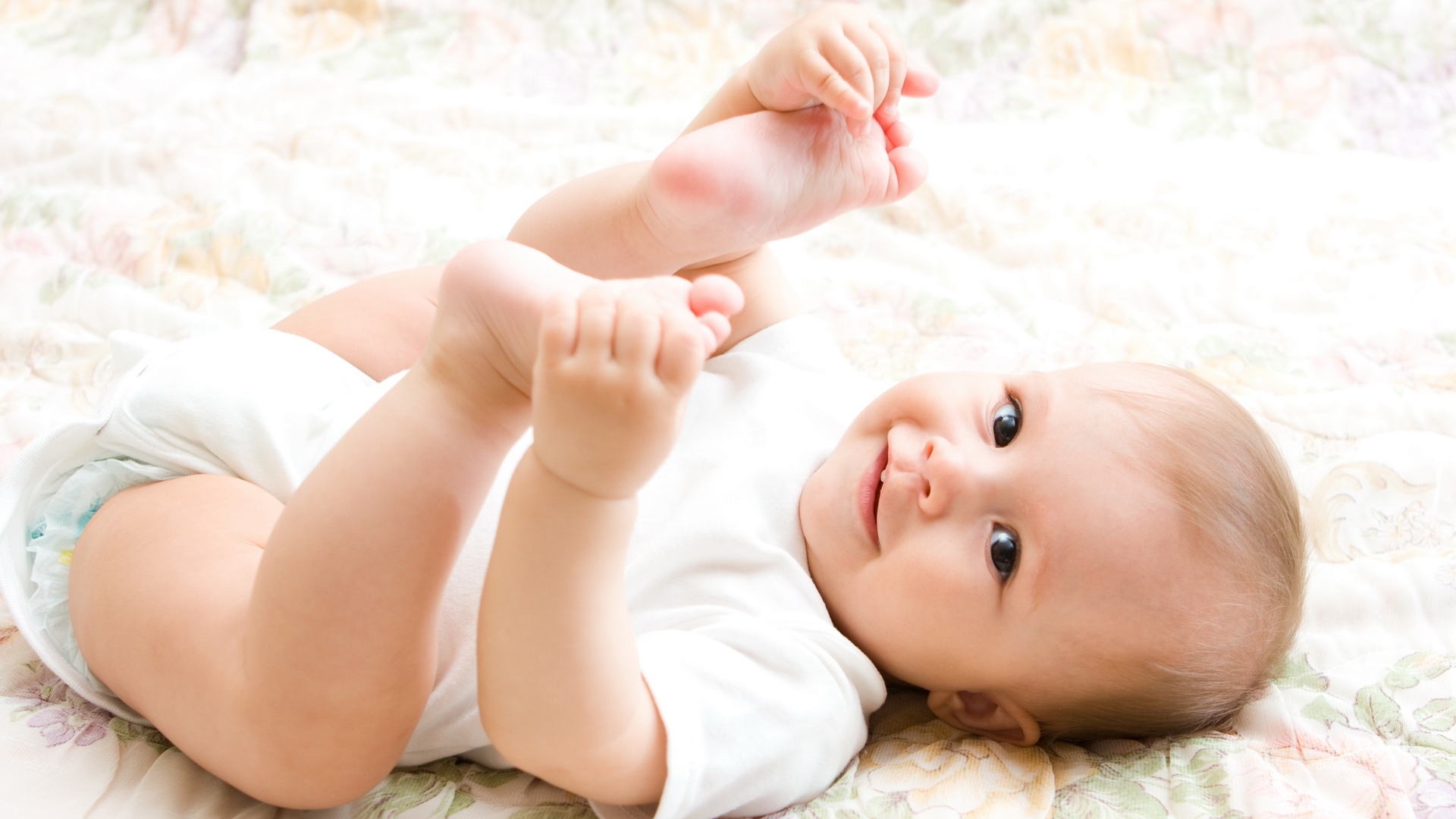 fond d'écran bébé sourire,enfant,bébé,produit,bambin,main