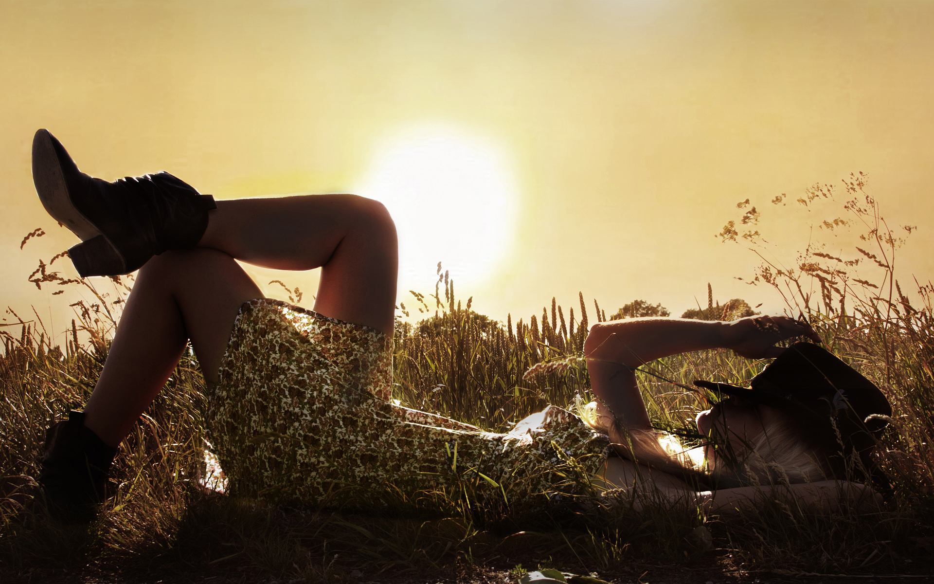 country girl wallpaper,people in nature,beauty,grass,sunlight,leg