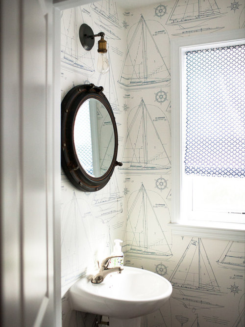 papel tapiz en la mitad inferior de la pared,baño,habitación,propiedad,diseño de interiores,baño