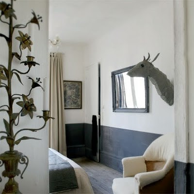 papel tapiz en la mitad inferior de la pared,habitación,diseño de interiores,propiedad,mueble,pared