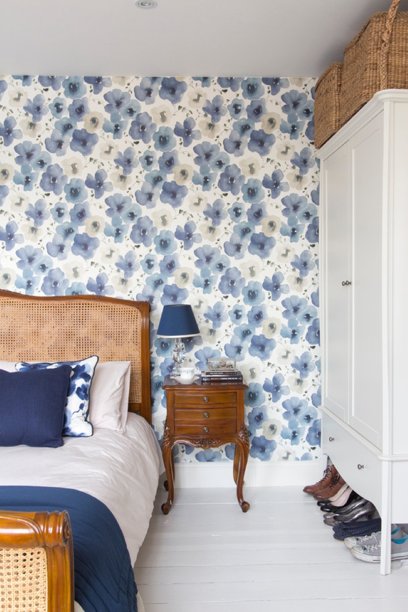 papel pintado azul y blanco para paredes,habitación,azul,dormitorio,mueble,pared