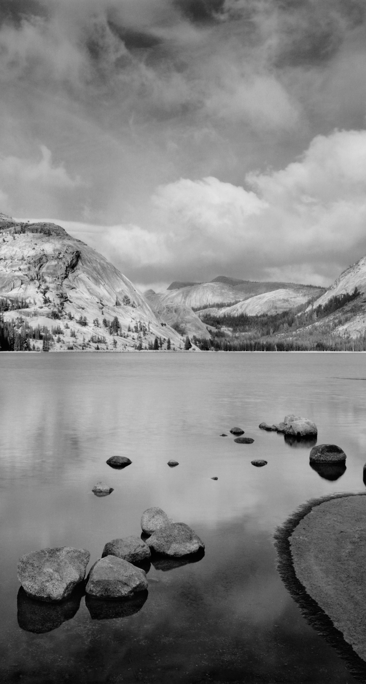 iphone offizielle hintergrundbilder hd,natur,monochrome fotografie,weiß,natürliche landschaft,schwarz und weiß