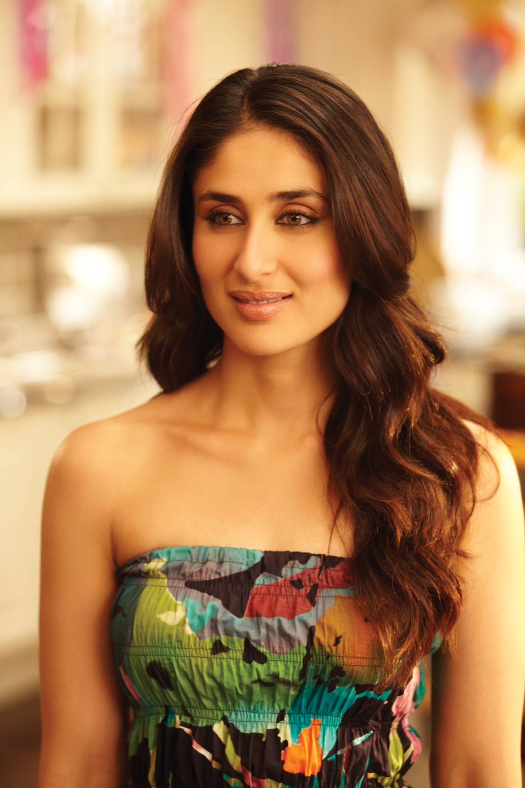 kareena kapoor fond d'écran hd,cheveux,séance photo,beauté,coiffure,épaule