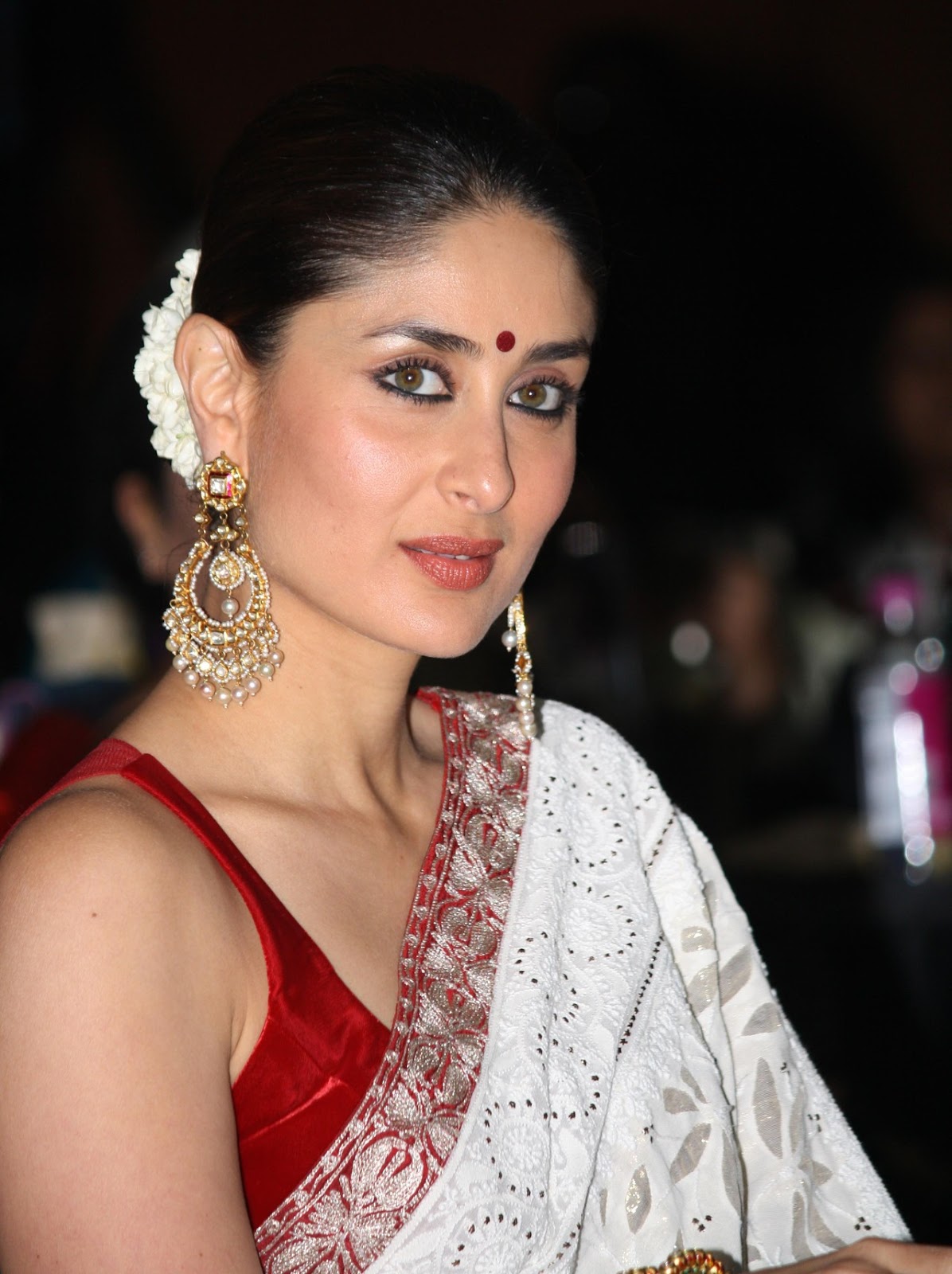 kareena kapoor hd wallpaper,capelli,sopracciglio,bellezza,acconciatura,sari