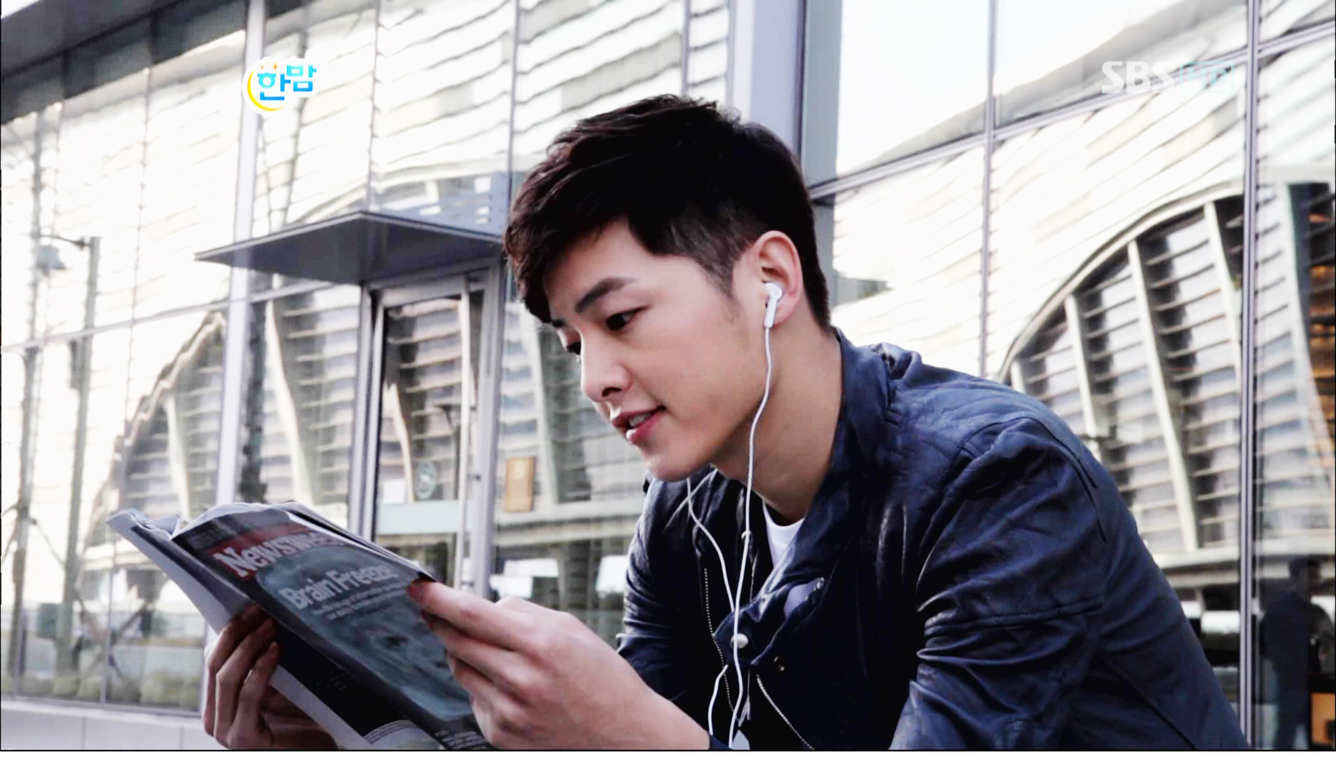lied joong ki wallpaper,technologie,lesen,angestellter,gadget,schwarzes haar