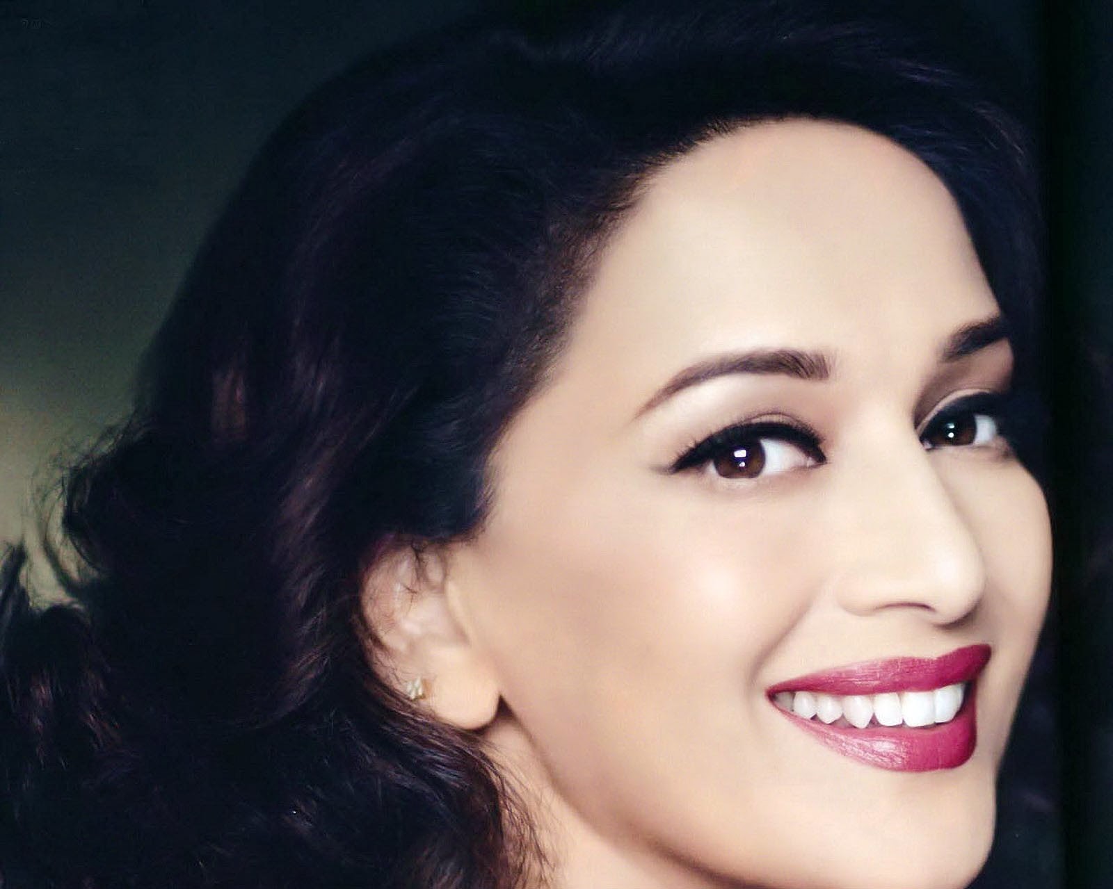 madhuri dixit fond d'écran hd,visage,cheveux,sourcil,lèvre,front