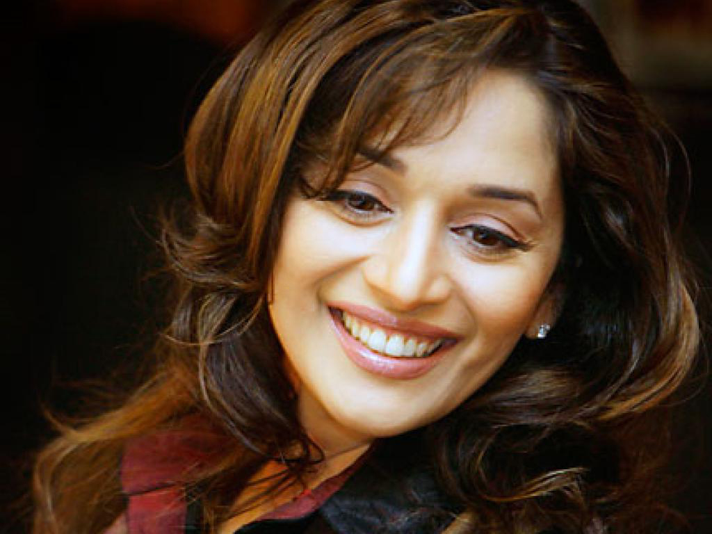 madhuri dixit fond d'écran hd,cheveux,visage,sourire,coiffure,sourcil