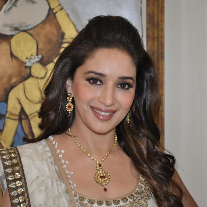 madhuri dixit hd wallpaper,capelli,sopracciglio,acconciatura,sorridi,iris