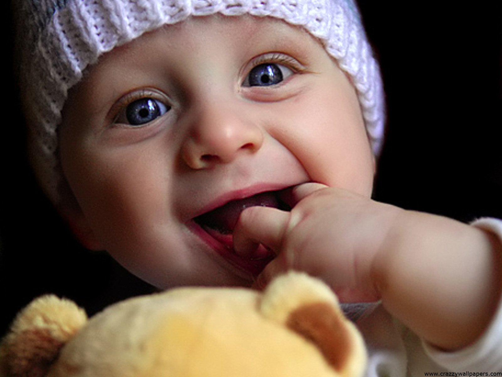 아기 인형 벽지 무료 다운로드,아이,아가,미소,말뿐인,입
