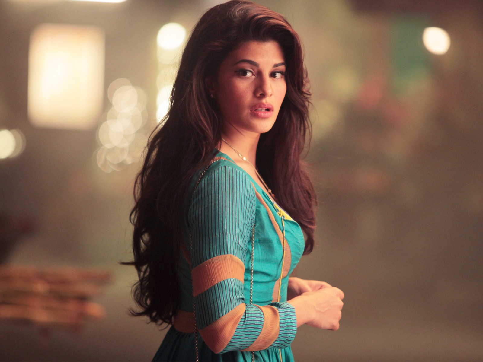 jacqueline fernandez wallpaper,hair,beauty,long hair,hairstyle,turquoise