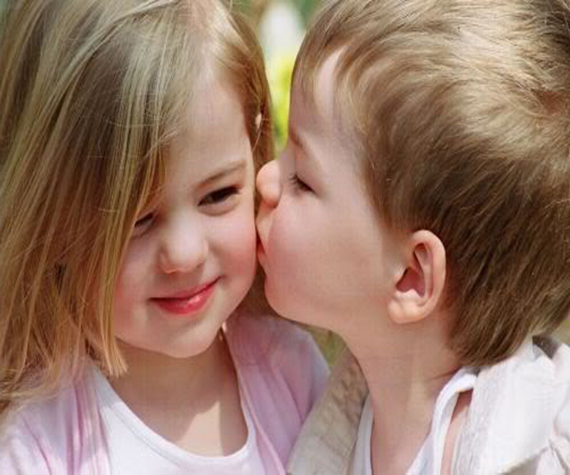 download di sfondi bacio,bambino,fronte,interazione,bacio,biondo