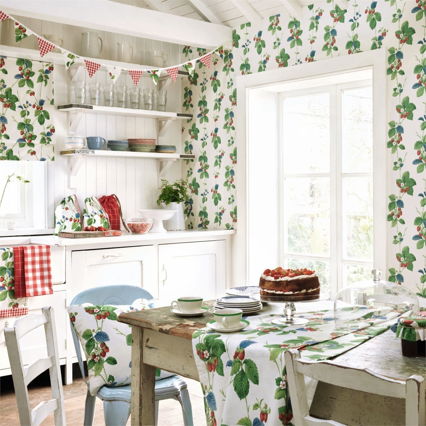 The Vintageinspired Wallpaper Line We Re Obsessing Tapet Josef Frank