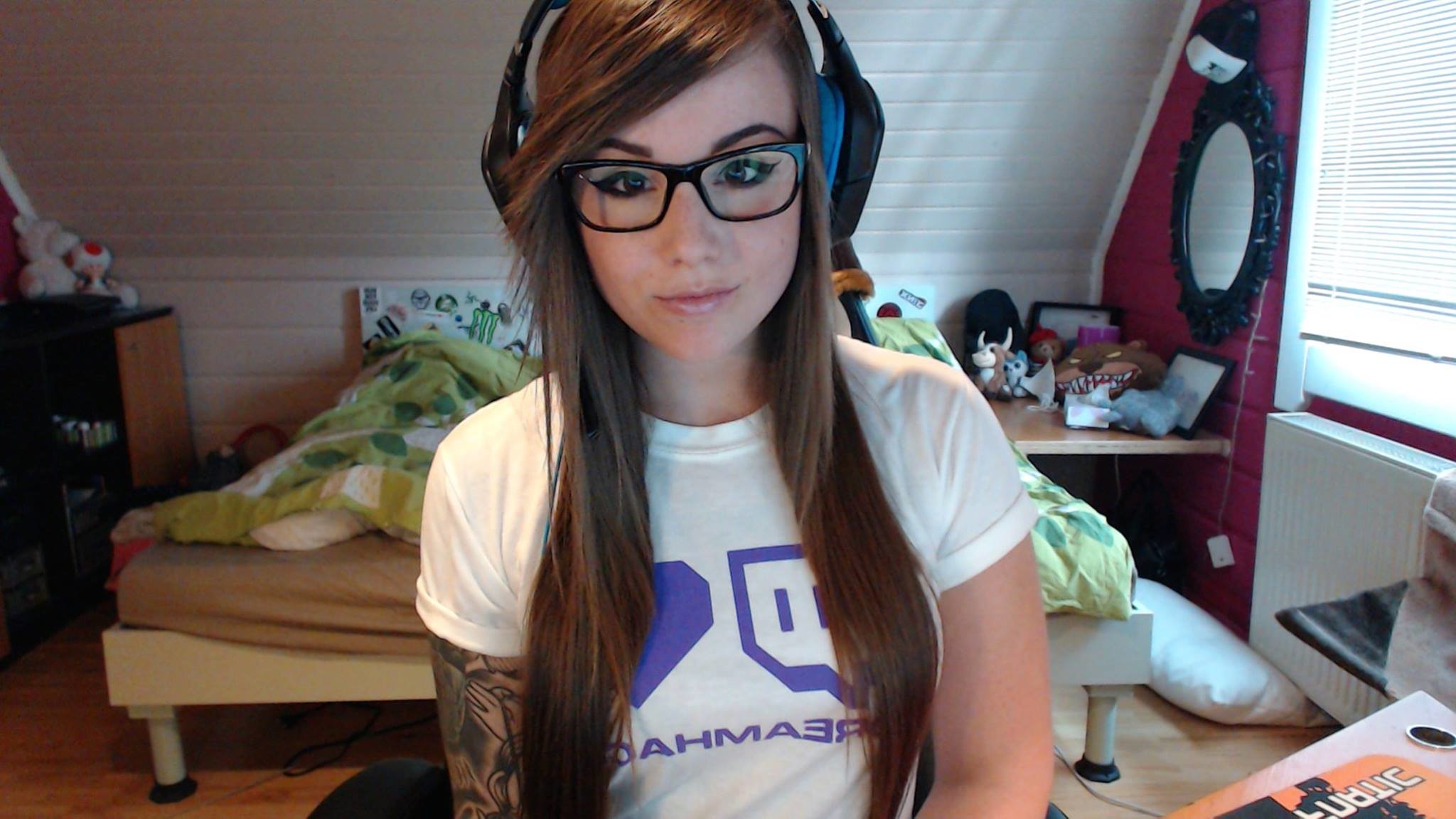 gamer girl wallpaper,hair,eyewear,glasses,hairstyle,eyebrow