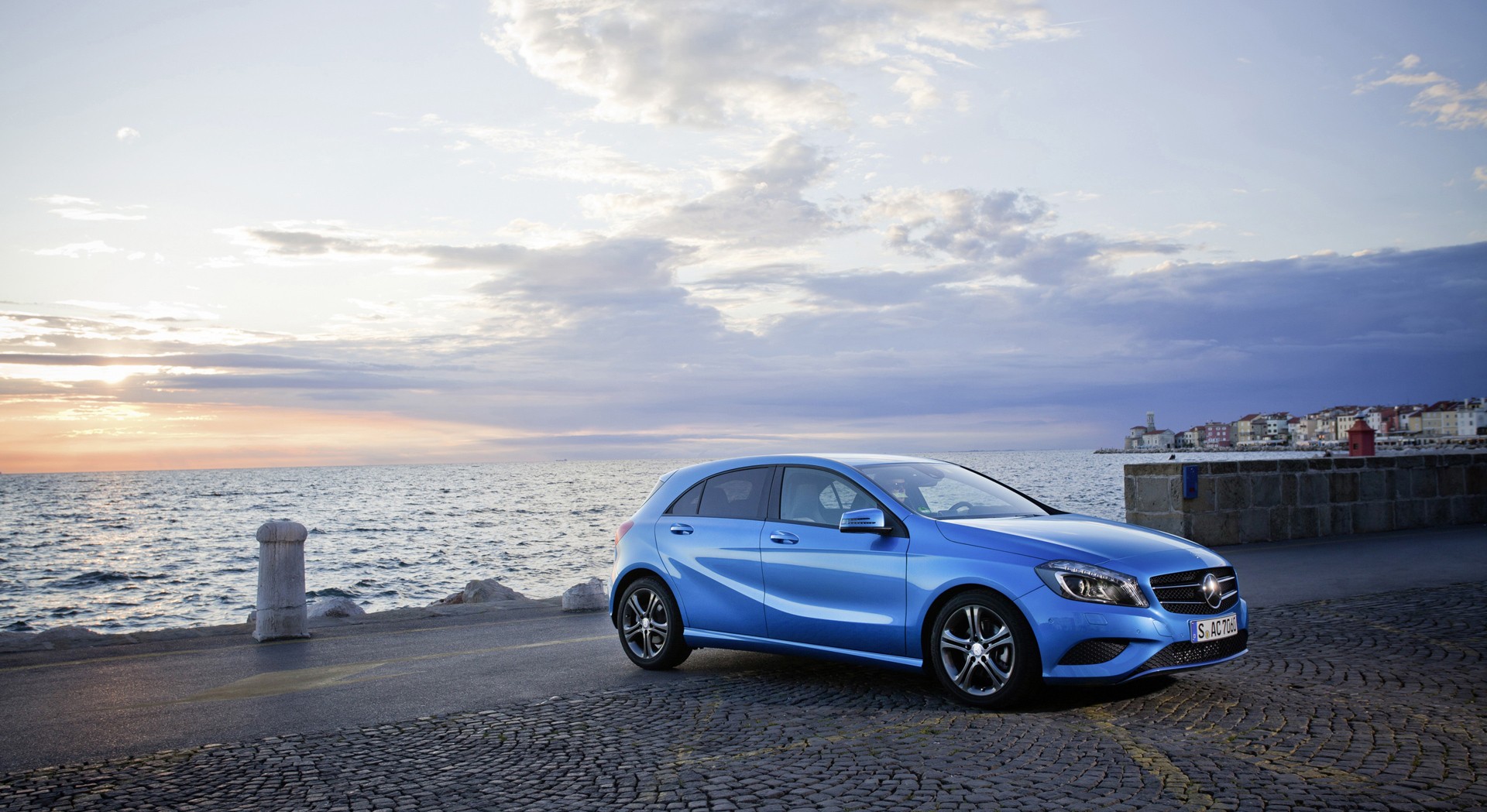 papel tapiz de clase,vehículo terrestre,vehículo,coche,mercedes benz,hatchback