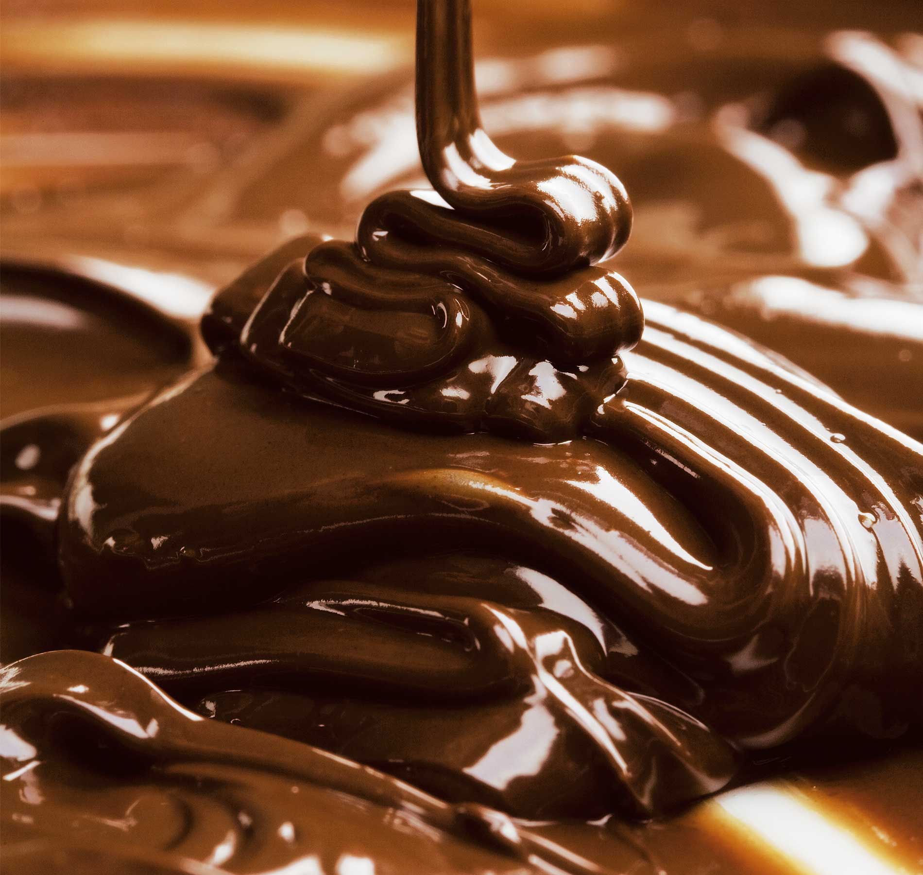 Масло быстро тает. Жидкий шоколад. Топленый шоколад. Шоколад льется. Растаявший шоколад.