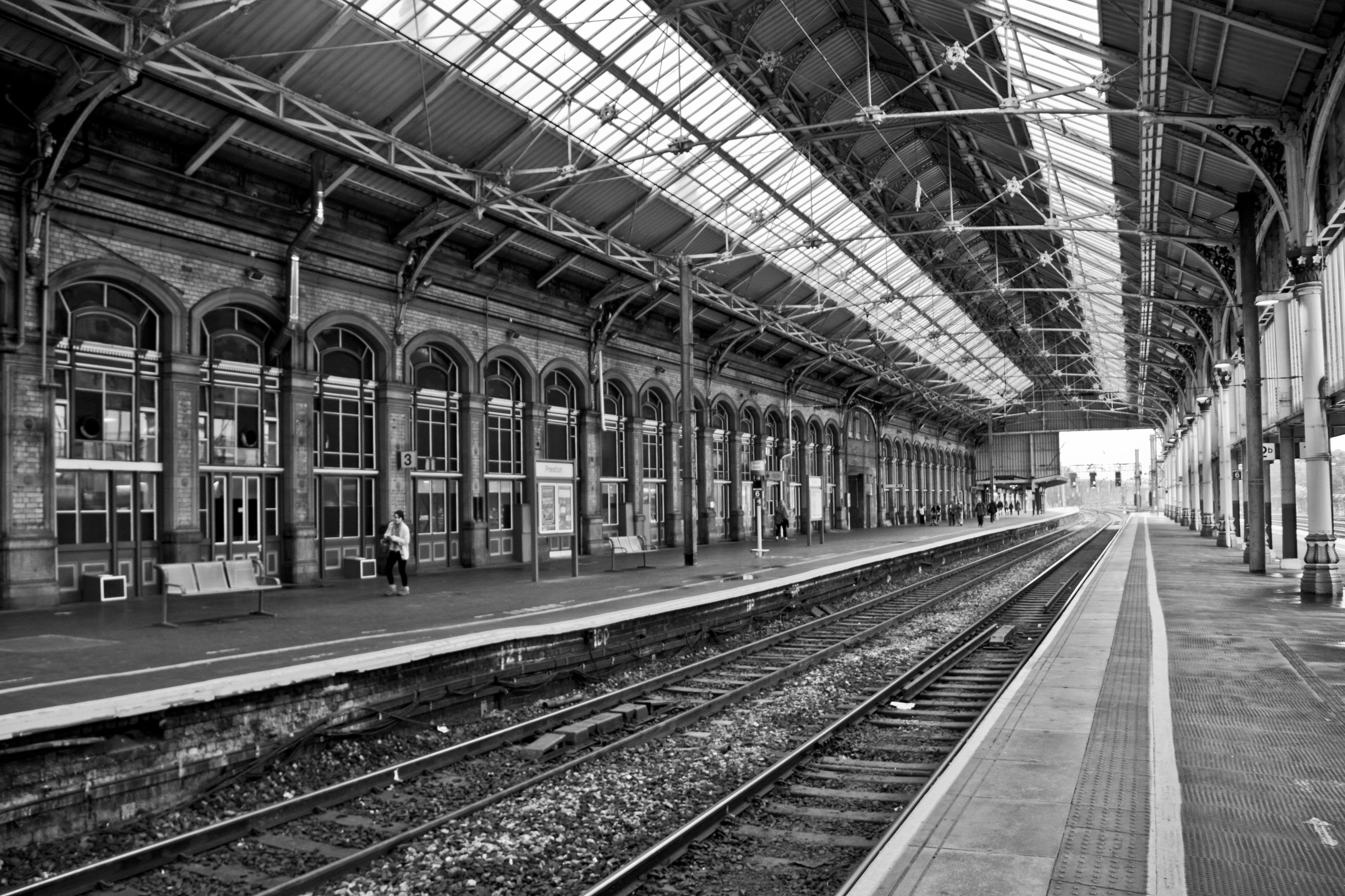 fondo de pantalla de la estación de ferrocarril,estación de tren,pista,edificio,ferrocarril,arquitectura