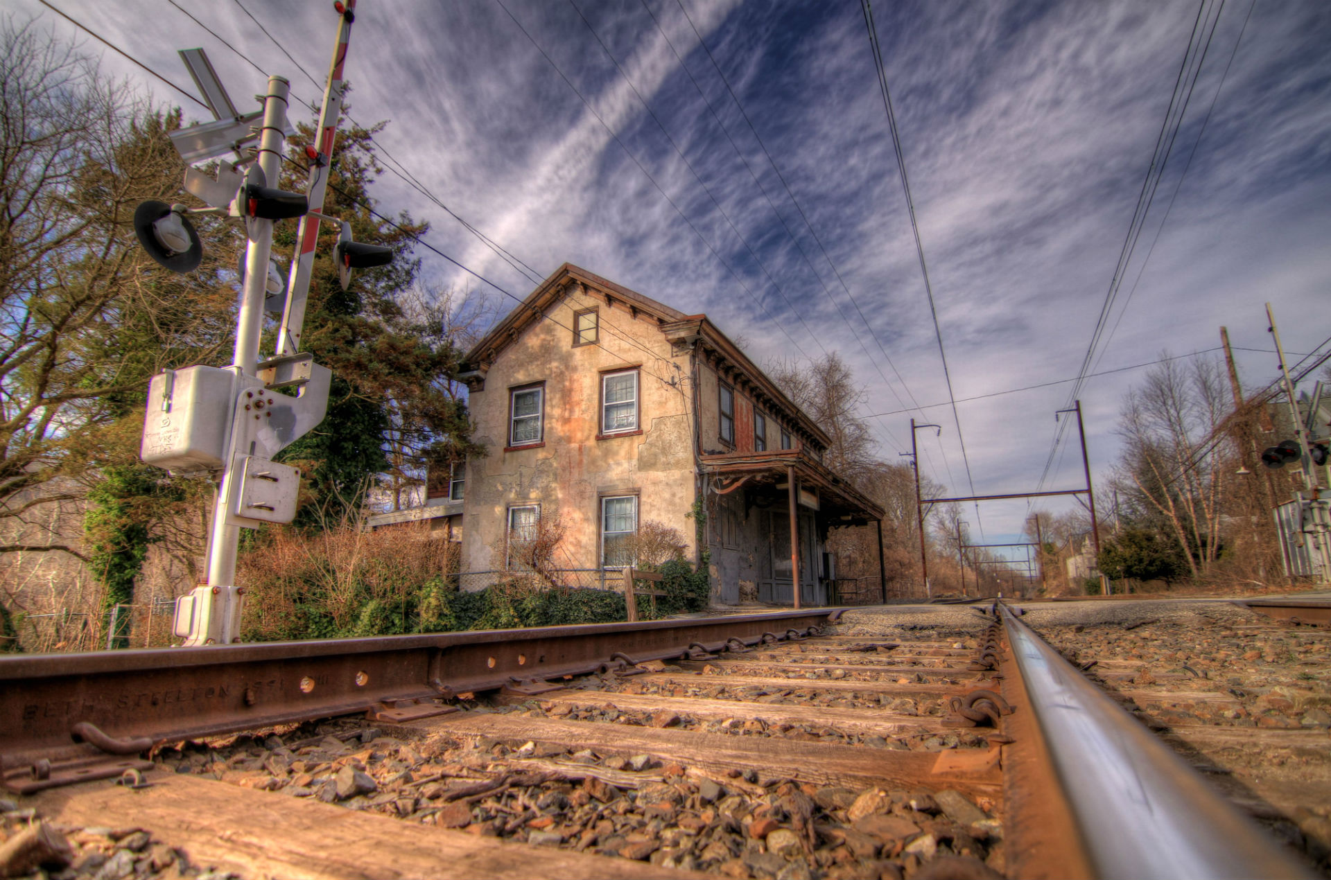 fondo de pantalla de la estación de ferrocarril,pista,cielo,edificio,arquitectura,ferrocarril