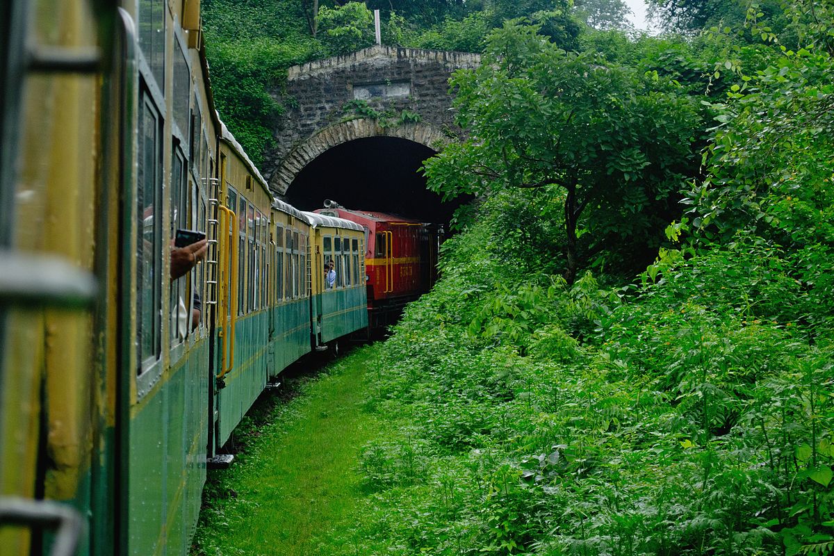 fondo de pantalla de ferrocarril indio,verde,material rodante,vehículo,arquitectura,estación de la colina