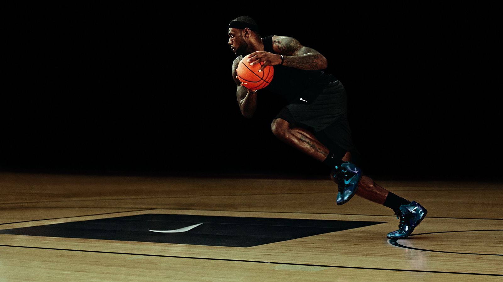 fondo de pantalla de zapatillas de baloncesto,deportes,jugador de baloncesto,movimientos de baloncesto,baloncesto,jugador