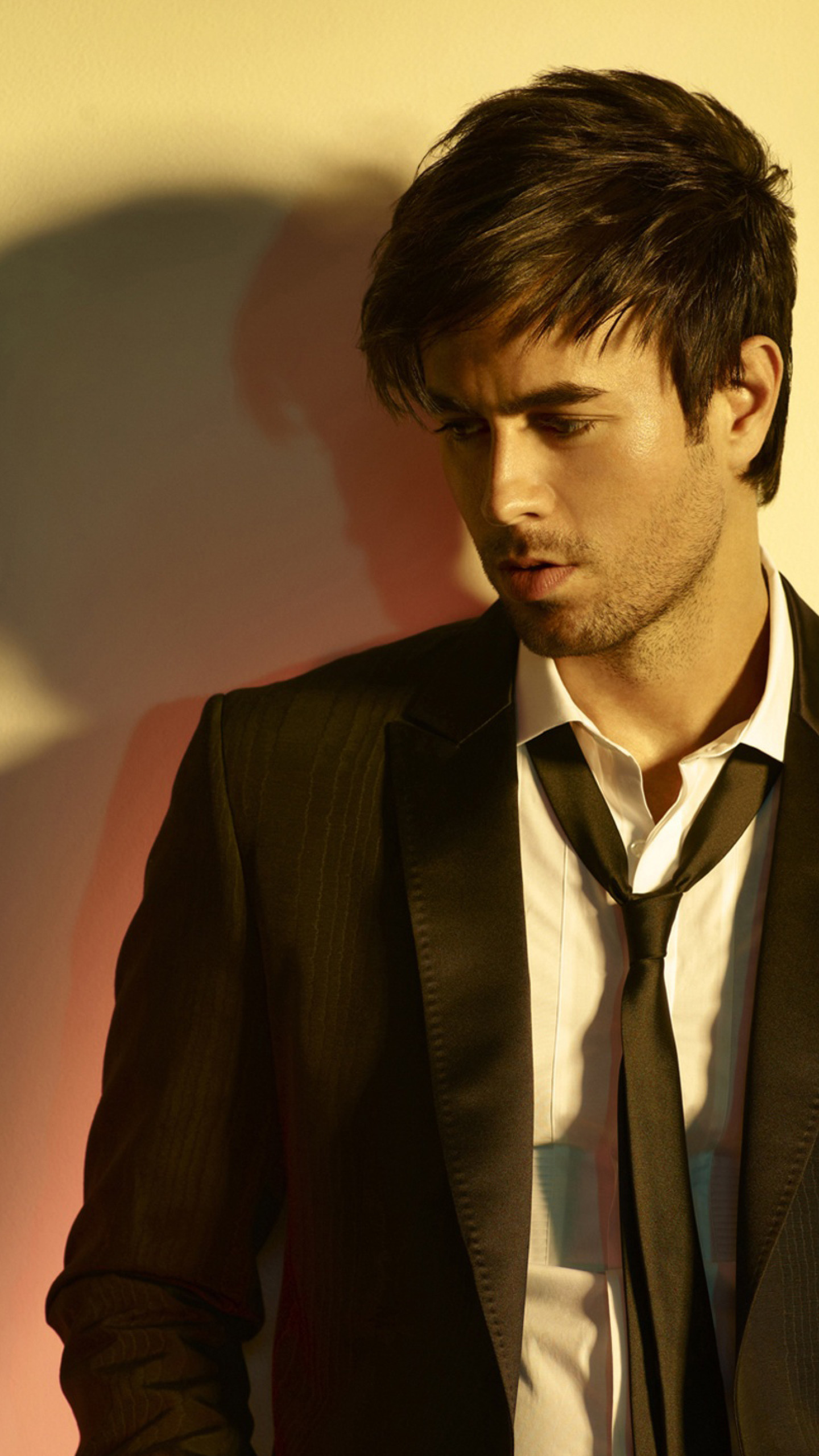 enrique iglesias wallpaper,hair,suit,hairstyle,forehead,chin