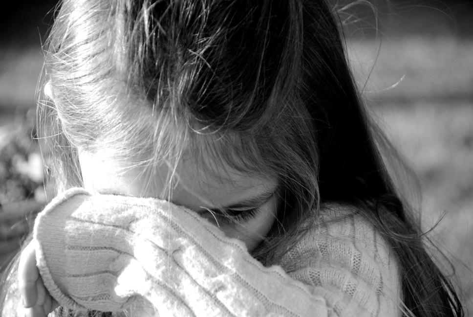 fondos de pantalla tristes para whatsapp,cabello,cara,fotografía,en blanco y negro,niño