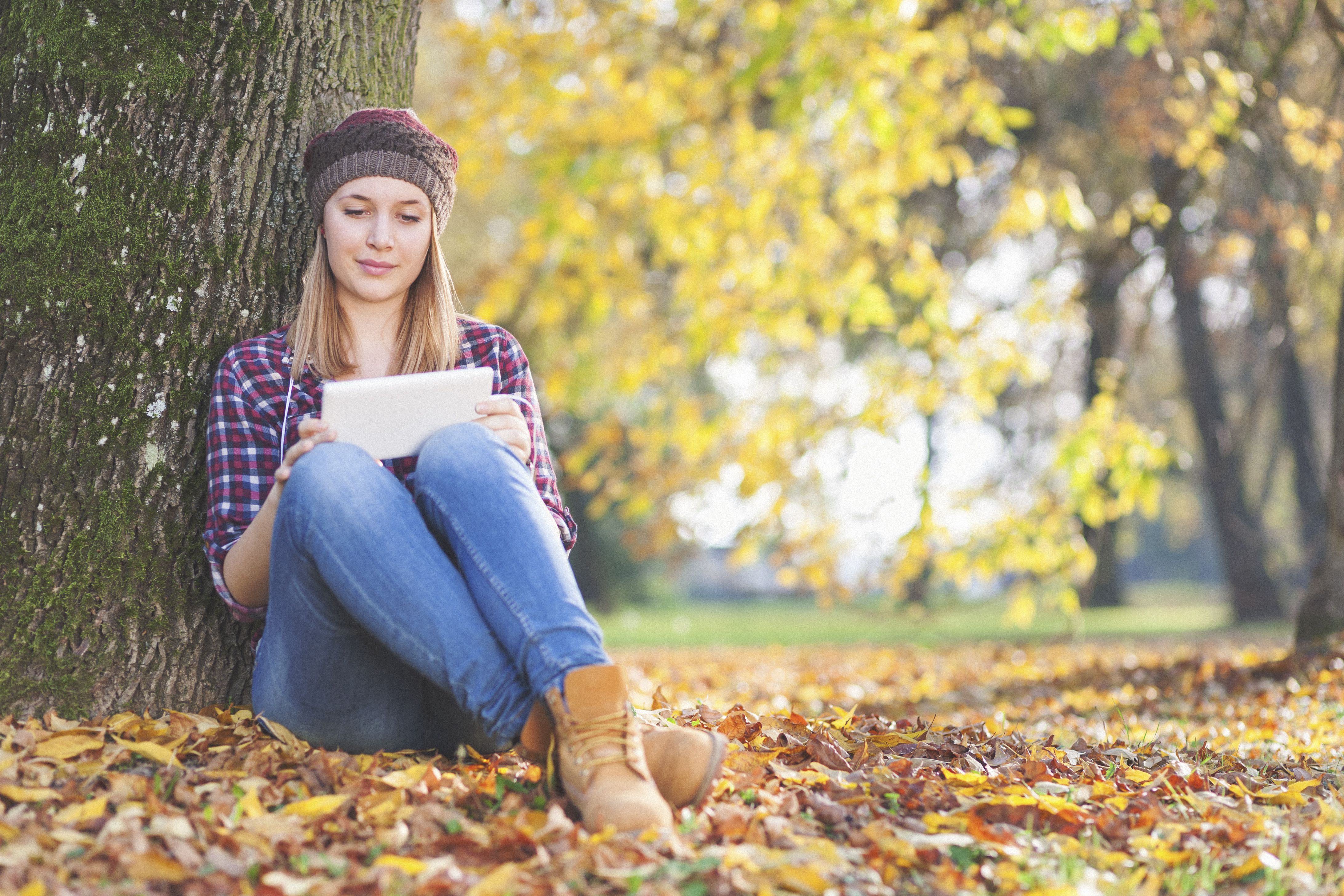 소녀 배경 화면 무료,잎,가을,노랑,아름다움,나무