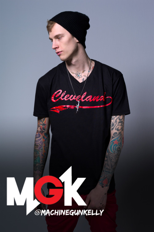 fondo de pantalla mgk,camiseta,ropa,negro,frio,manga