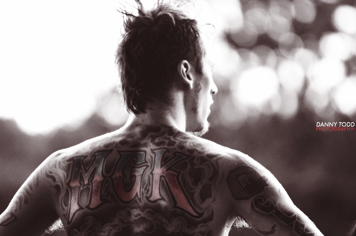 fondo de pantalla mgk,hombro,fotografía,en blanco y negro,tatuaje,humano