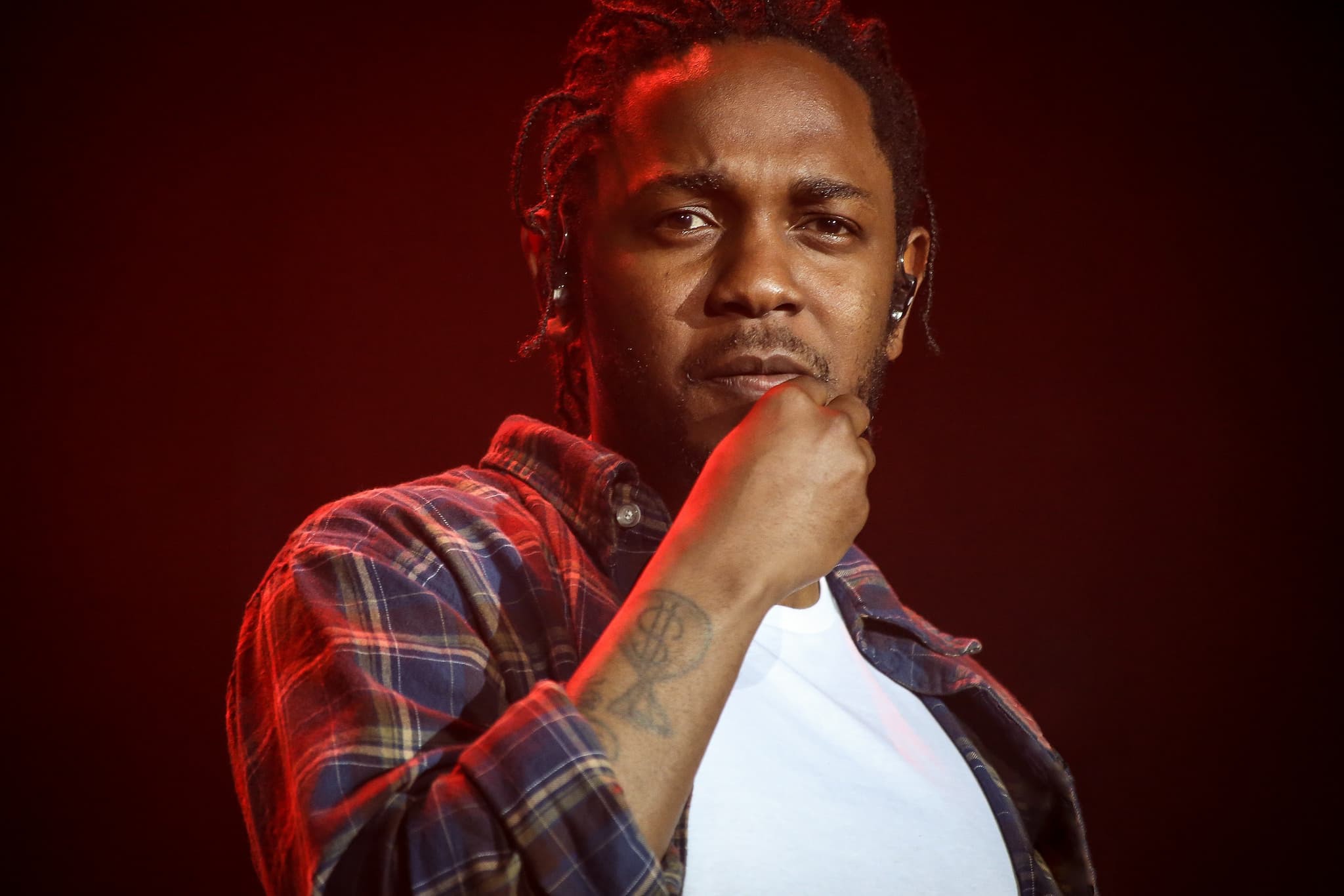 sfondo di kendrick lamar,rosso,umano,prestazione,cantante,musica