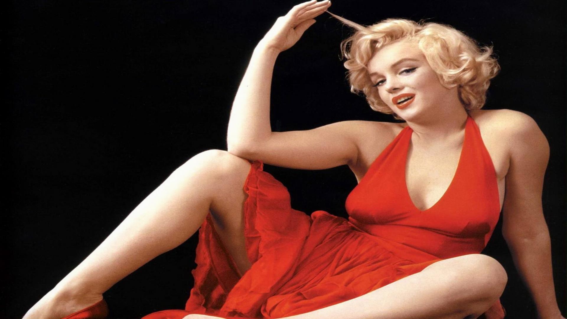 marilyn monroe wallpaper,sitting,blond,human body,leg,thigh