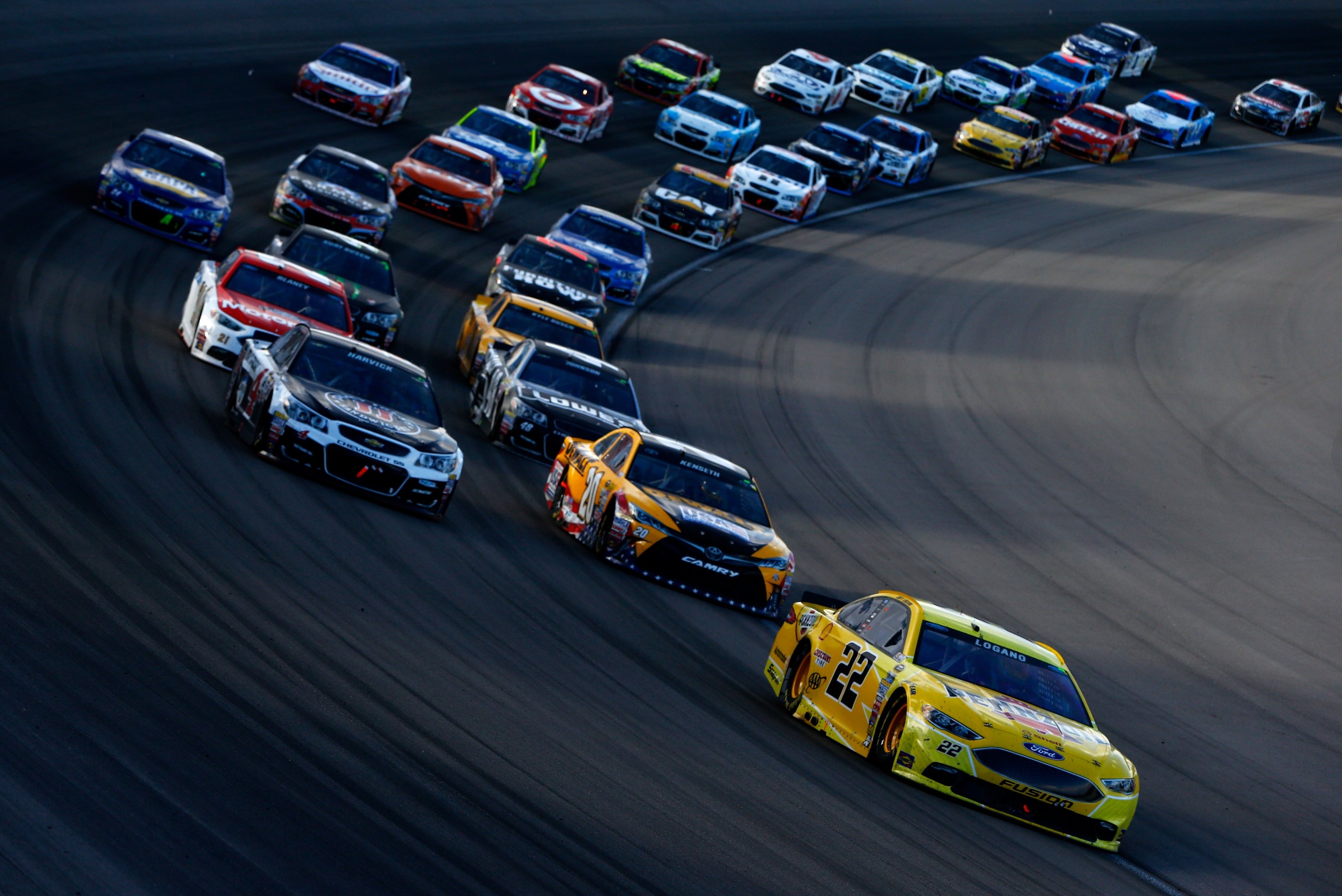 fondo de pantalla nascar,vehículo terrestre,vehículo,carreras de autos deportivos,carreras de autos,pista de carreras