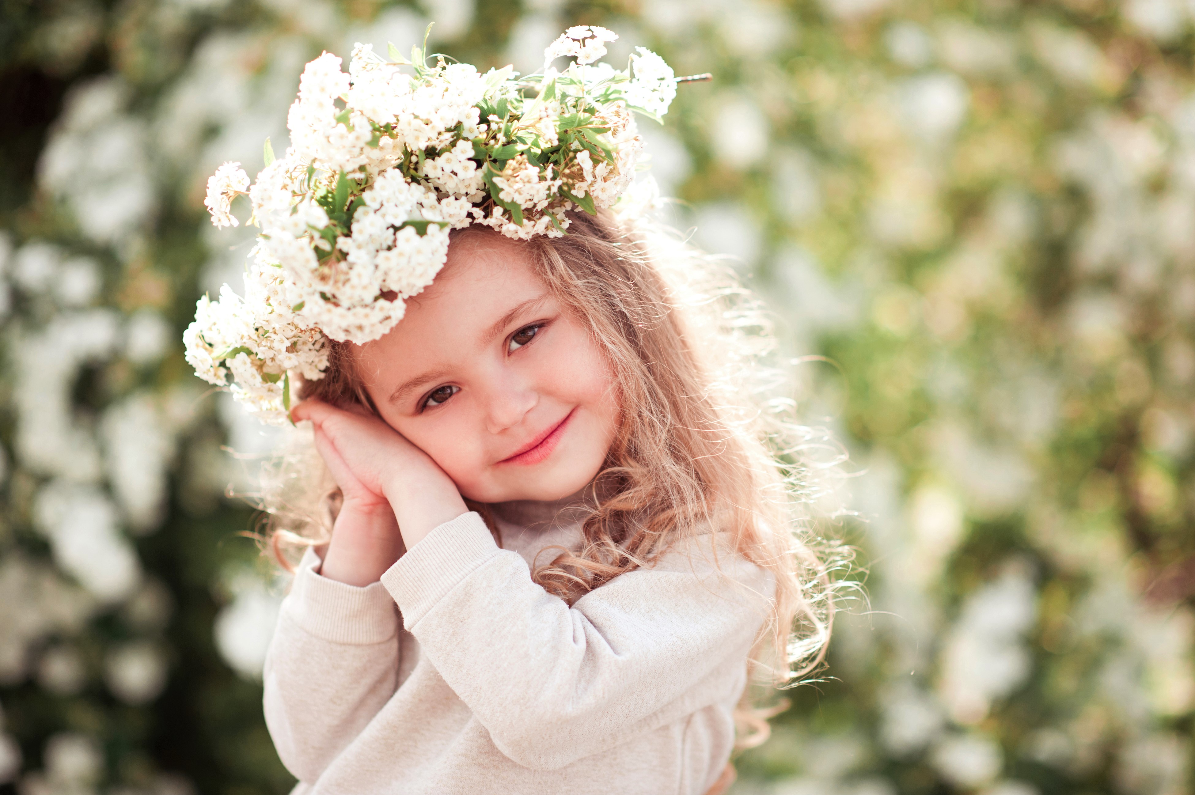 小さな女の子の壁紙,子,写真,かぶと,春,花