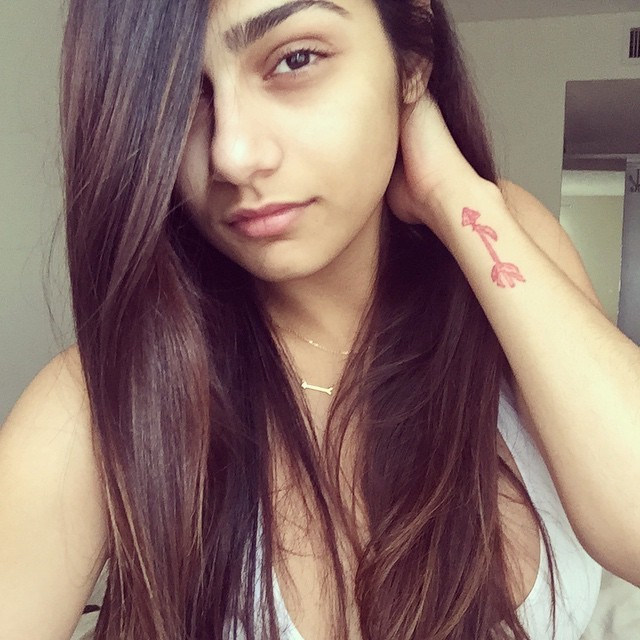 sfondo di mia khalifa,capelli,viso,acconciatura,sopracciglio,labbro