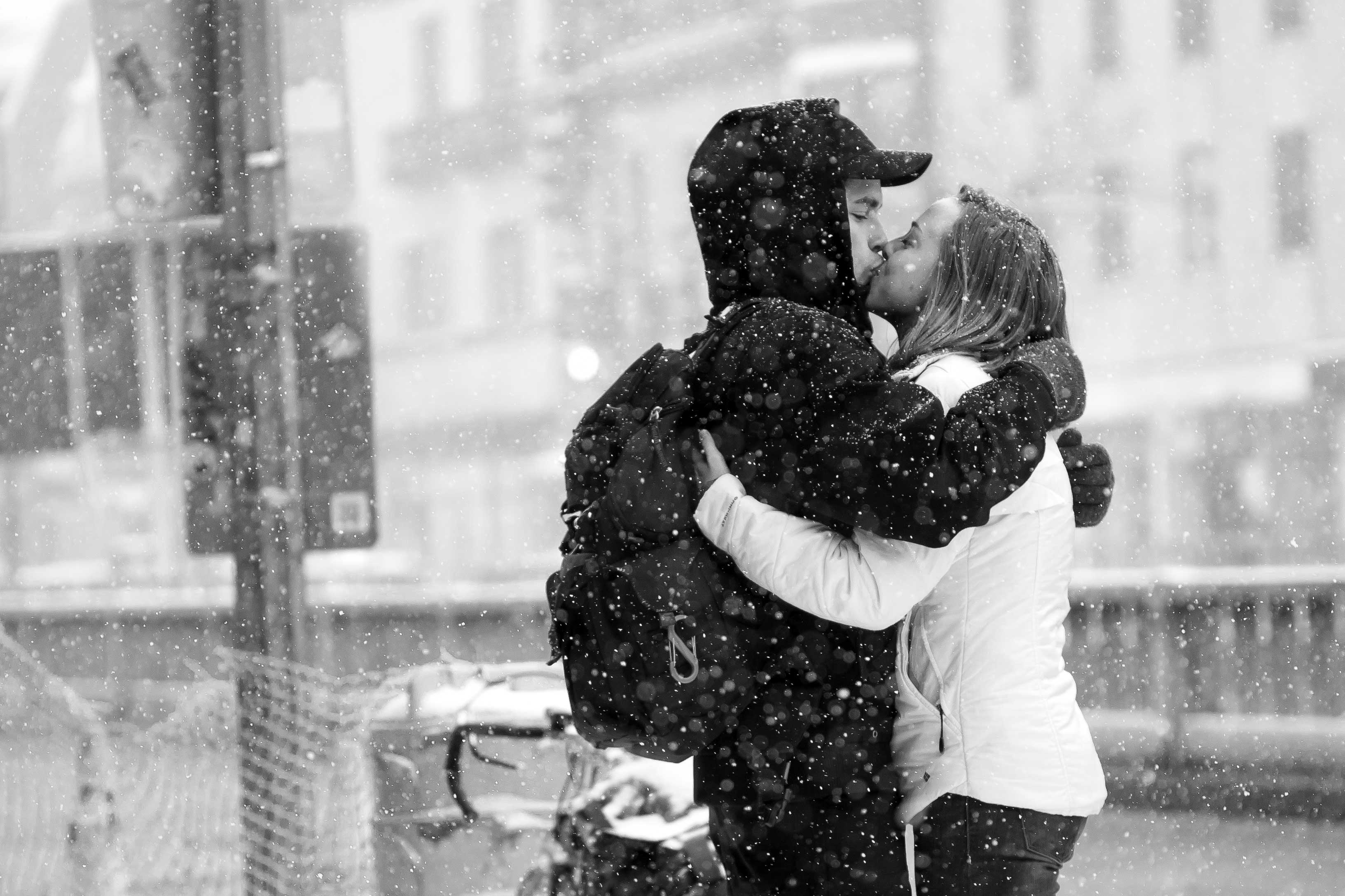 愛感の壁紙,写真,スナップショット,抱擁,黒と白,雪