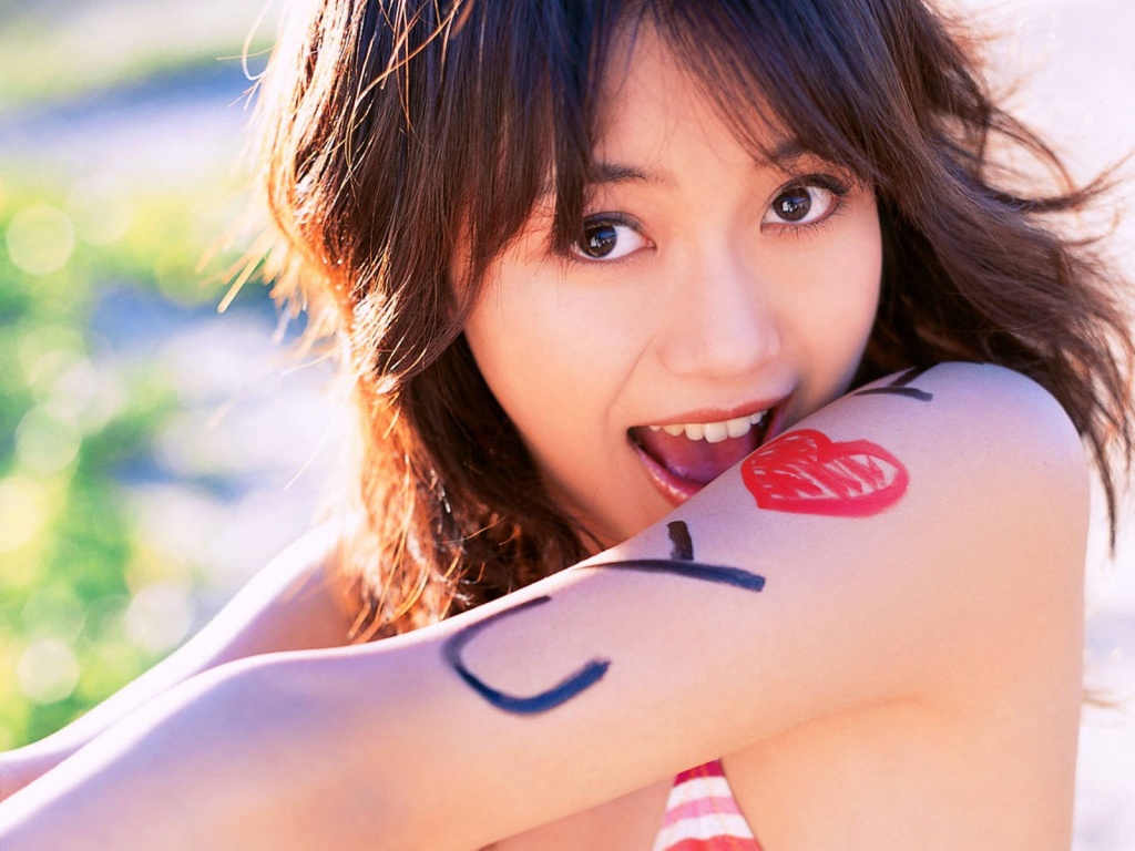 fondo de pantalla de chica asiática,labio,belleza,sonrisa,boca,tatuaje temporal
