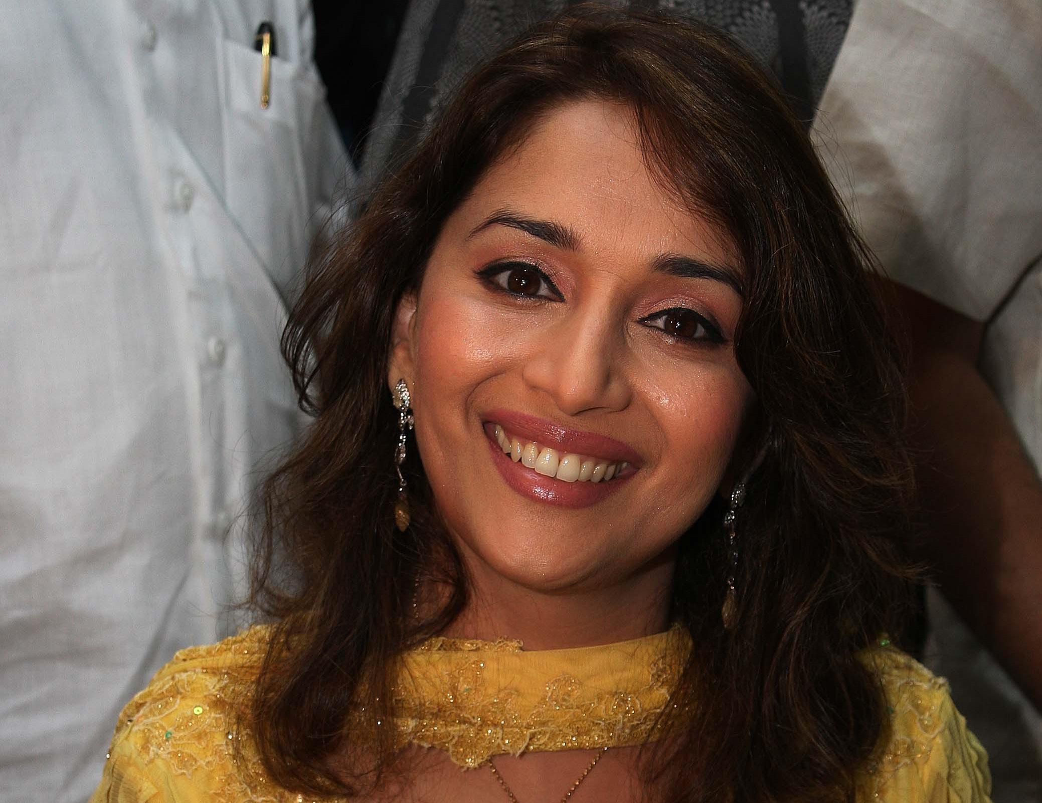 fond d'écran madhuri dixit,cheveux,sourcil,coiffure,front,sourire