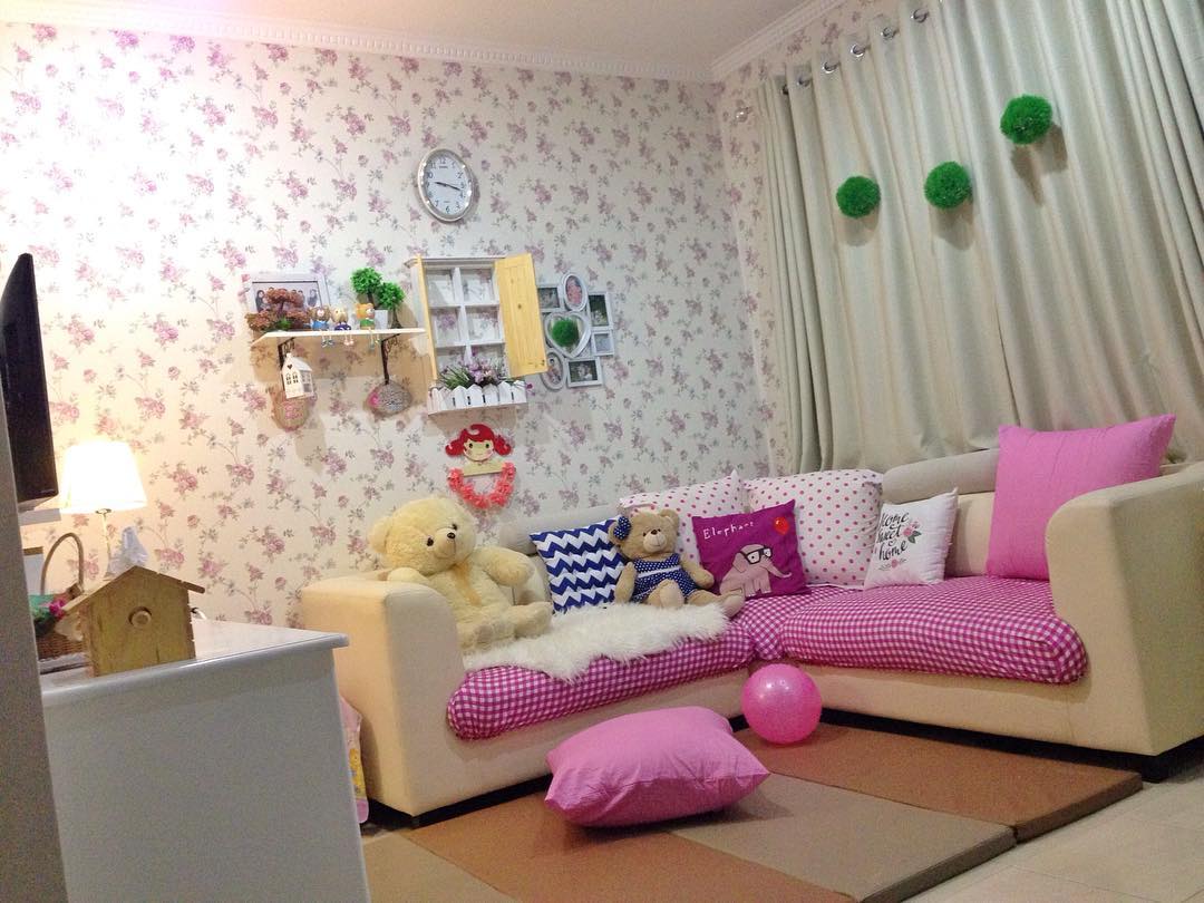 wallpaper dinding ruang tamu minimalis,room,living room,furniture,interior design,pink